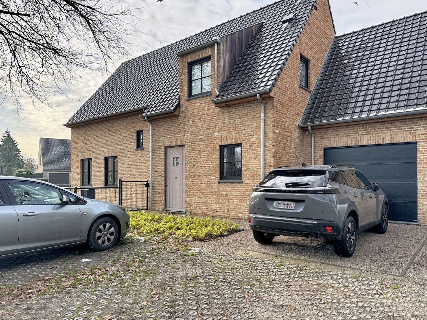 Prachtige en zéér ruime woning met kwaliteitsvolle afwerking foto {{pictureIndex}}