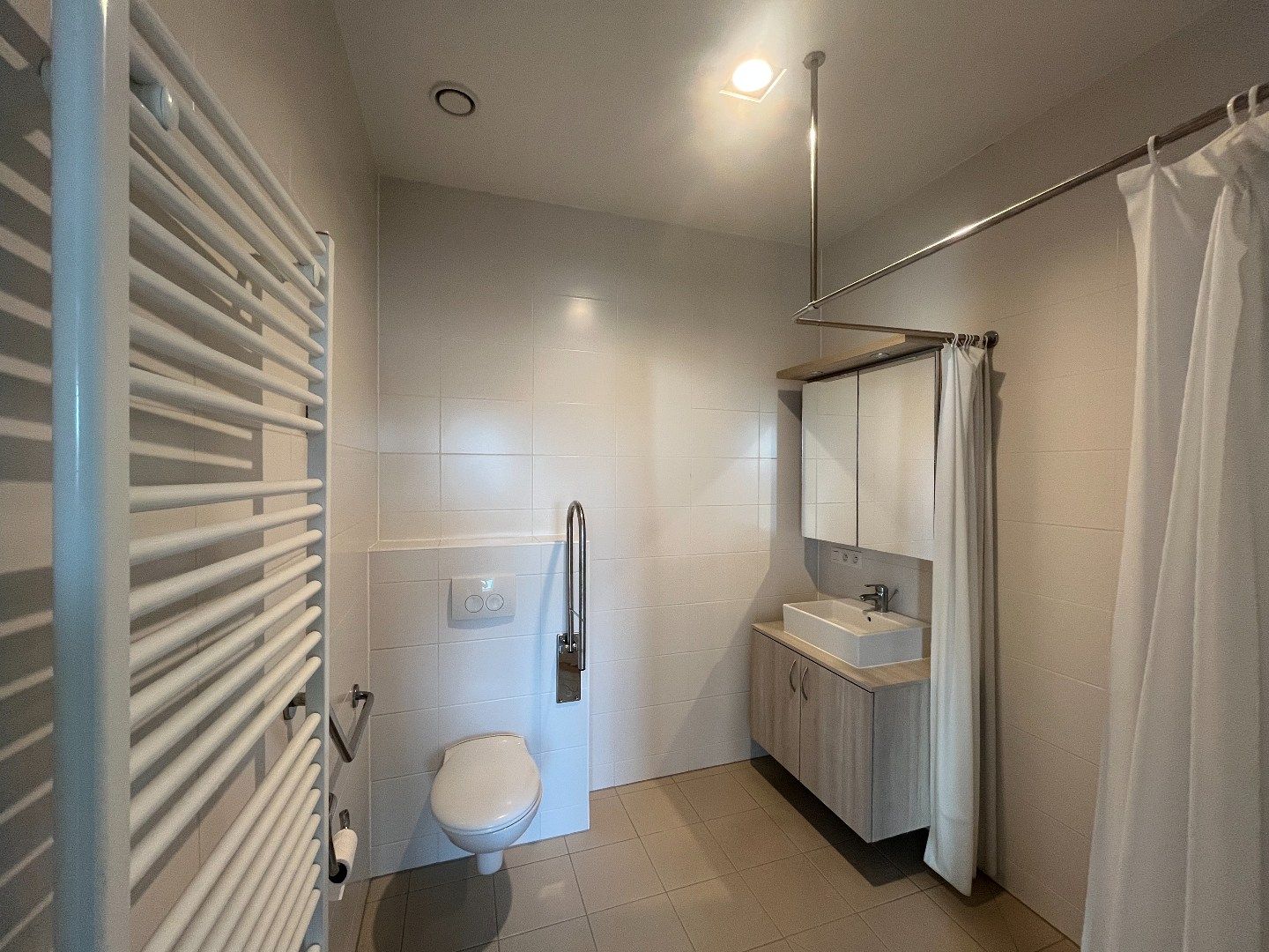 Ruime serviceflat in standingvol gebouw foto 4