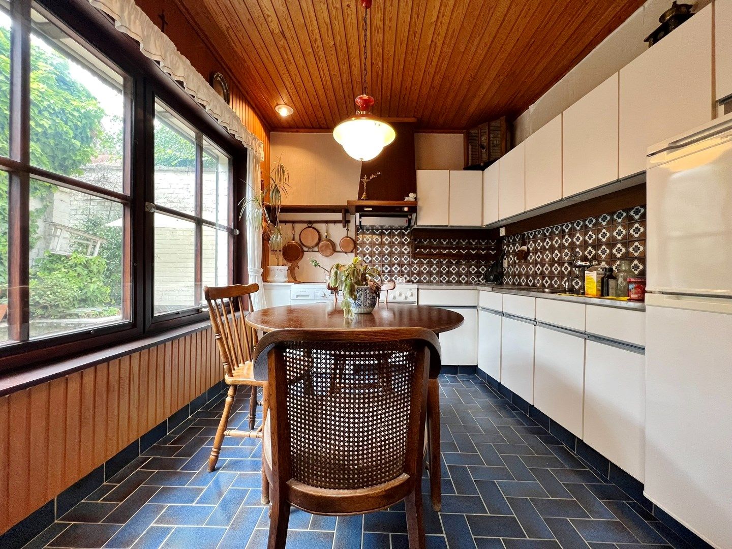 Twee te renoveren woningen met tuintje in de stadskern van Ieper foto 10