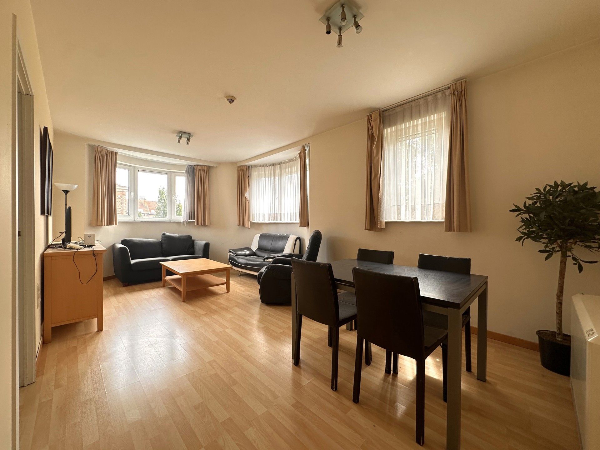 SCHAERBEEK – Instapklare 2-slaapkamerflat nabij Europese instellingen foto 2