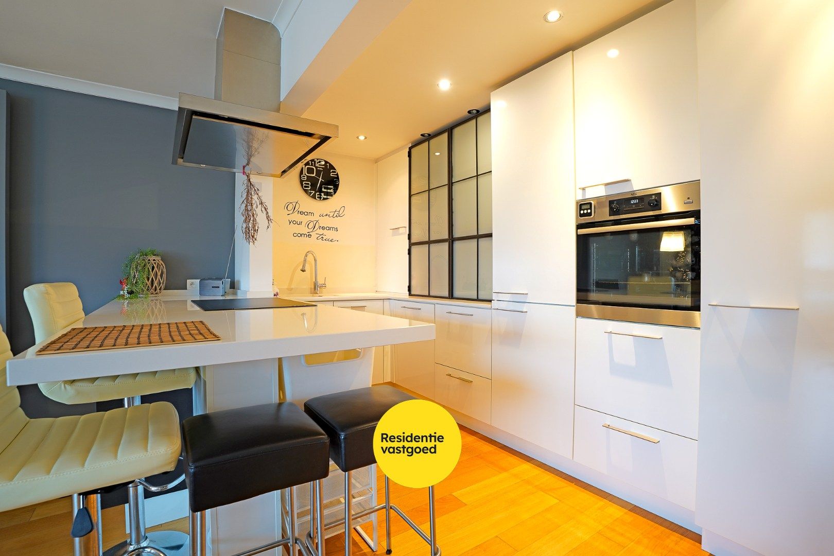 Sfeervol en instapklaar 3 slaapkamerappartement (108m²) met twee terrassen (40 m²) te Nieuwpoort-Stad. foto 4