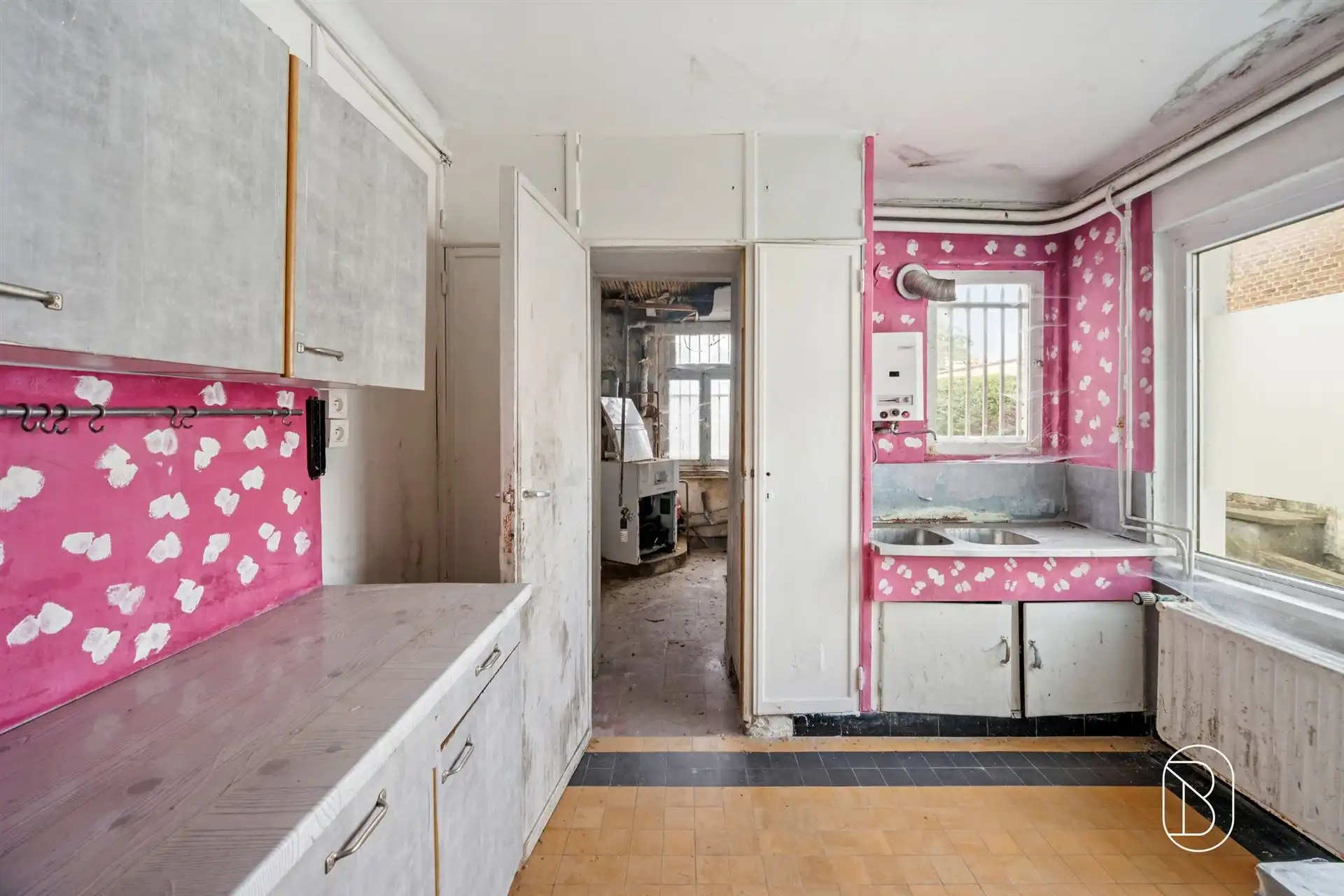 Te renoveren woning met veel potentieel!  foto 8