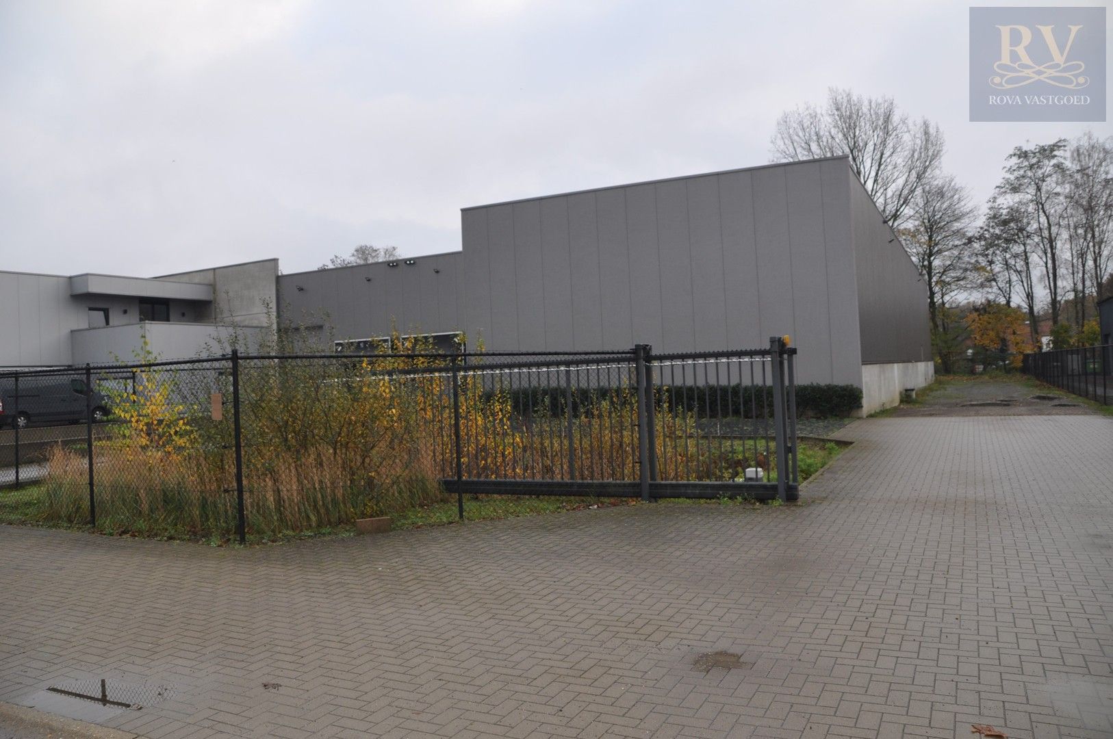 OPSLAGLOODS VAN +-407 M ²  OP  EEN CENTRALE LOCATIE IN ZONHOVEN foto 2