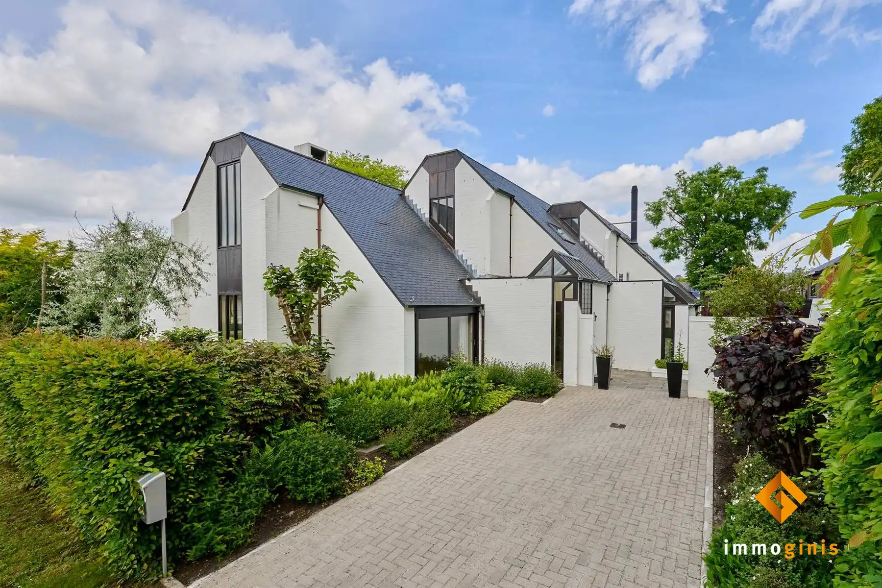 Halfopen woning met 3 slaapkamers en mooie tuin, vlakbij het centrum van Bocholt. foto {{pictureIndex}}