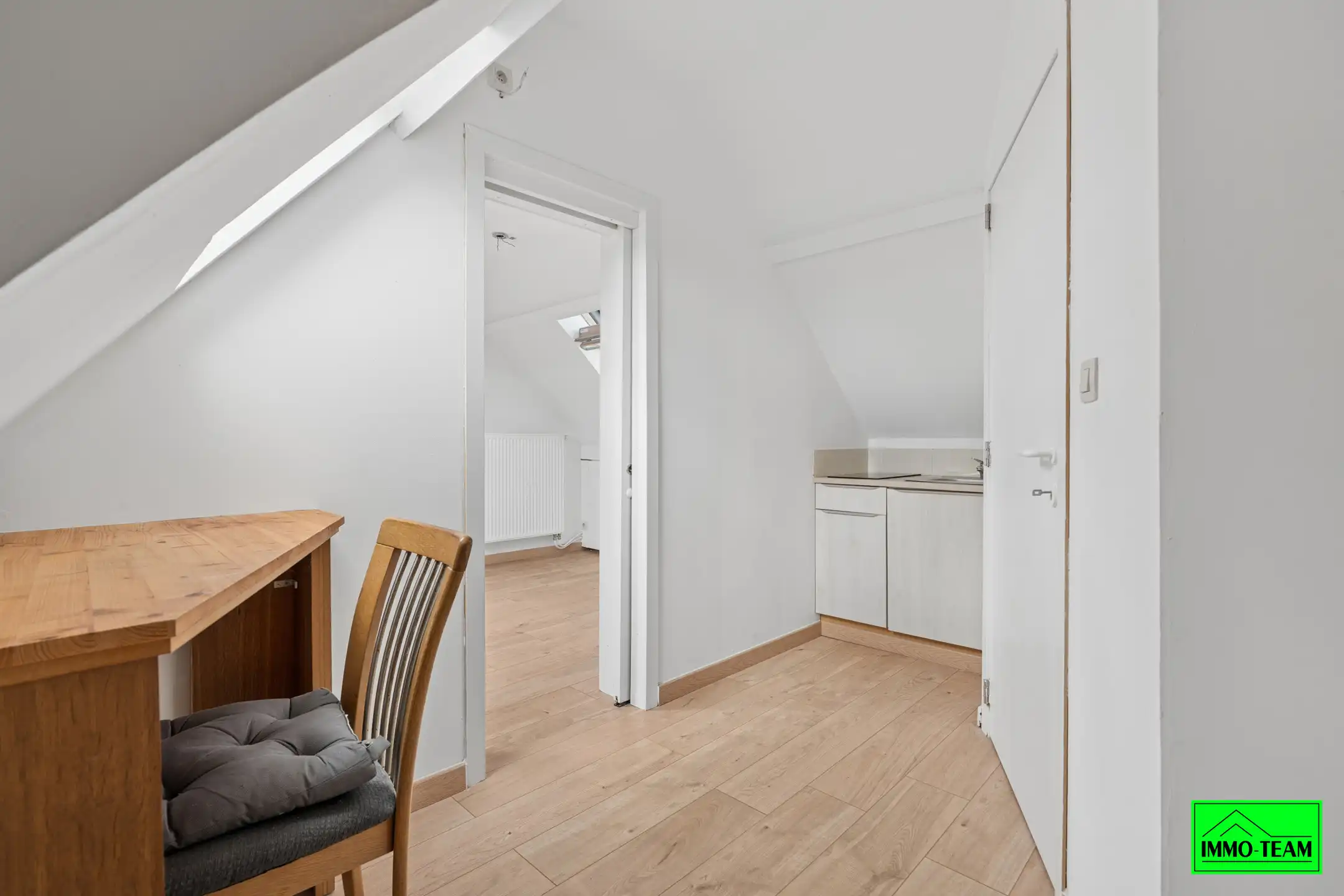 Ruime gedeeltelijk vernieuwde 2-gevel op gunstige locatie foto 17