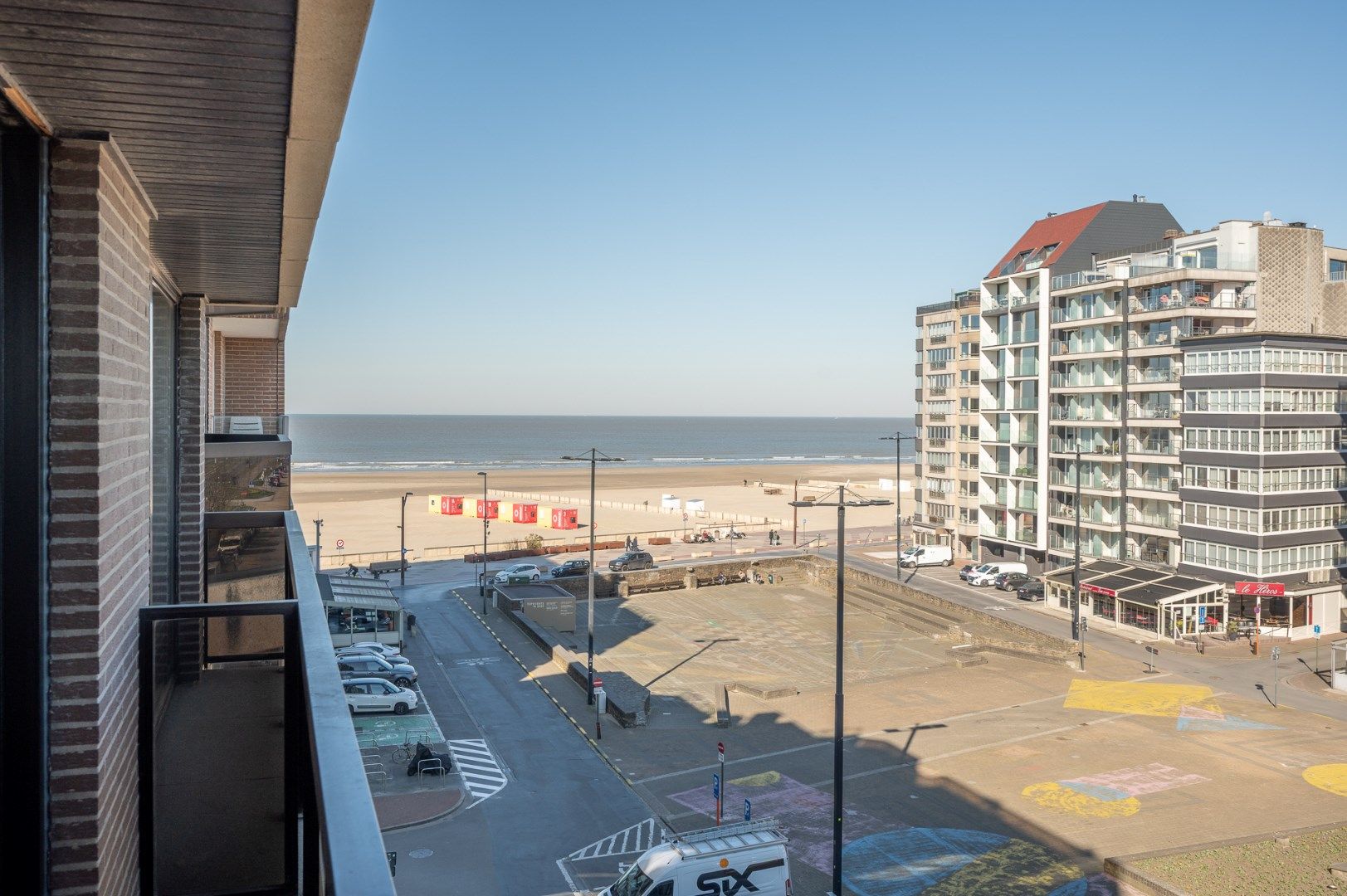 Prachtig gerenoveerd appartement met open panoramische zichten en zeezicht, op het Heldenplein te Heist foto 4