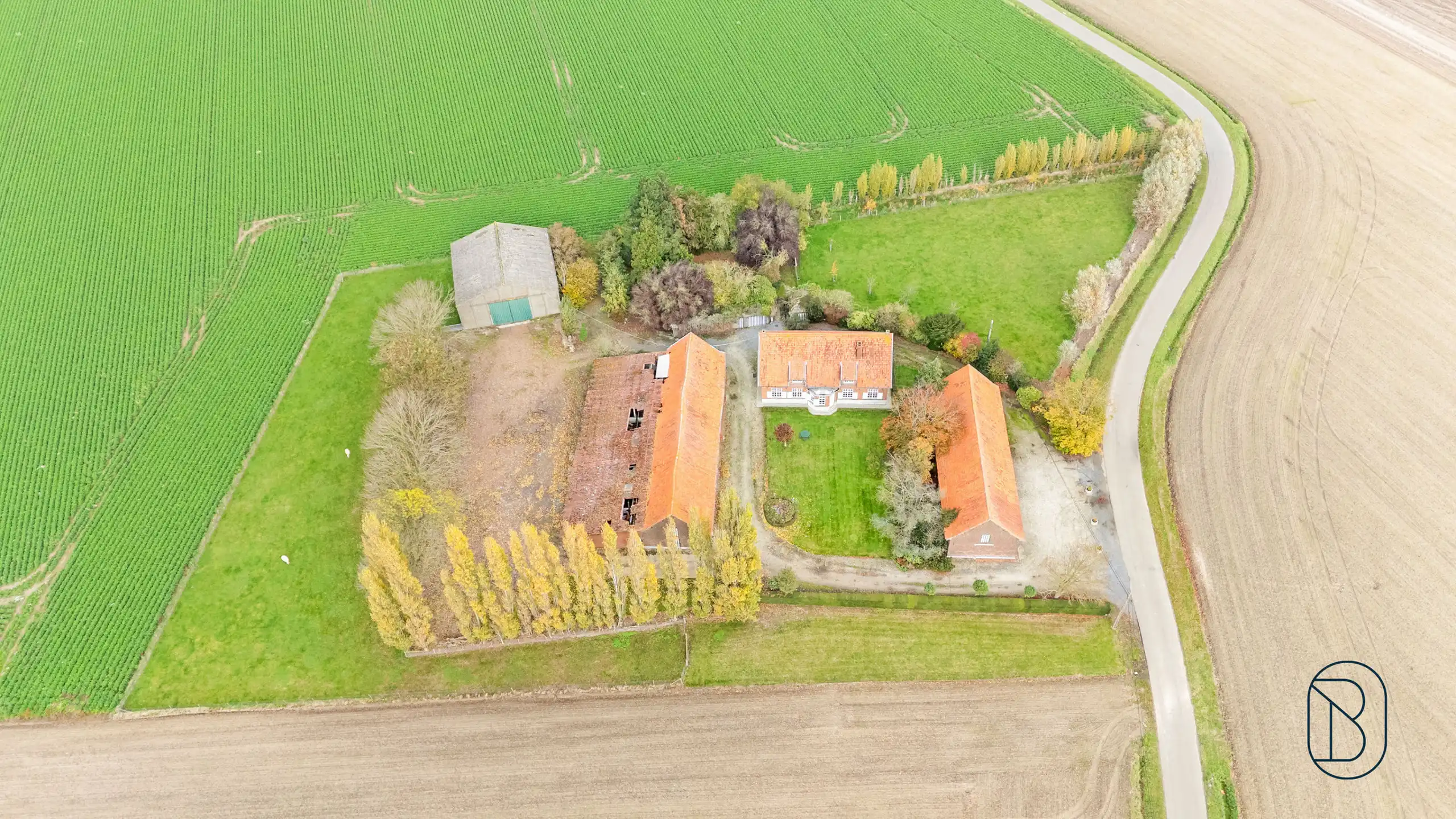 Unieke charmante vierkantshoeve op 1 hectare grond te Ieper foto 2