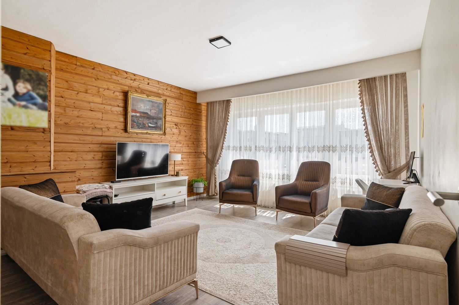 Instapklaar lichtrijk appartement met 2 slaapkamers te Deurne foto {{pictureIndex}}
