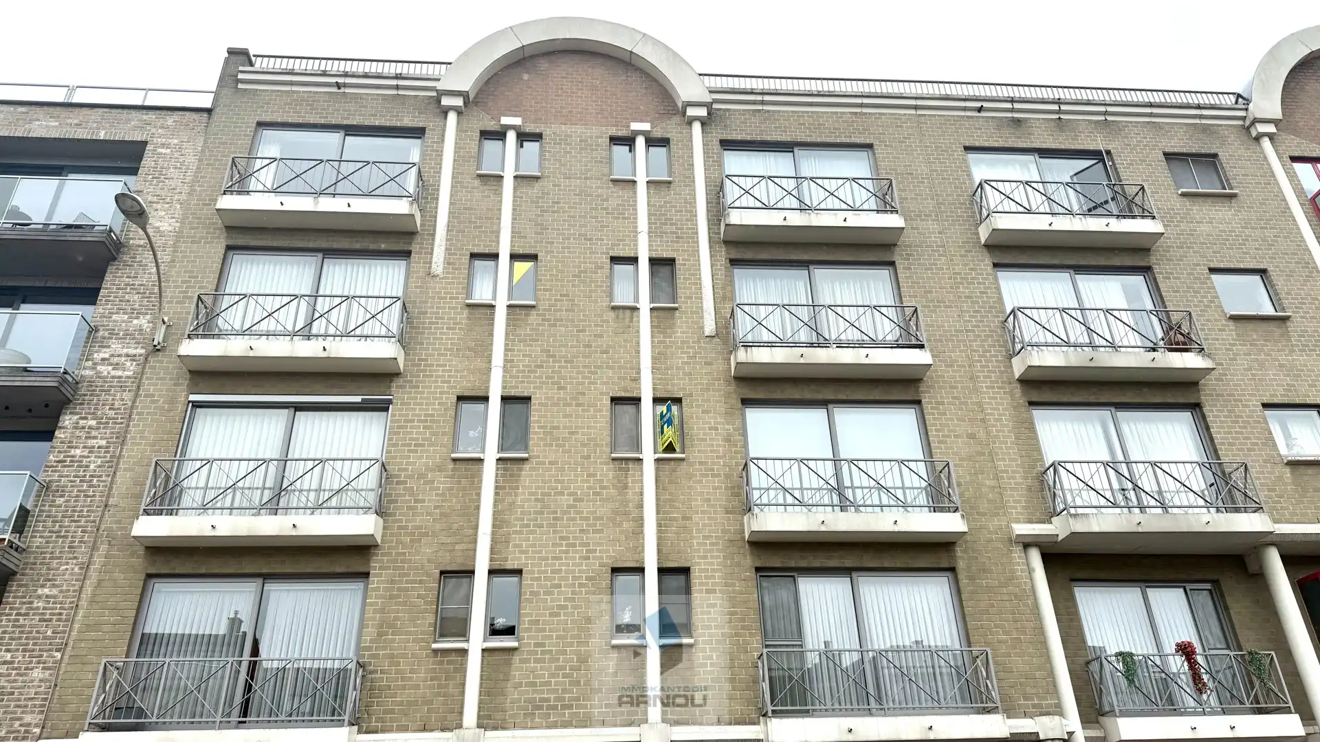 Centraal gelegen, lichtrijk en ruim appartement met 2 slaapkamers en garage foto 2