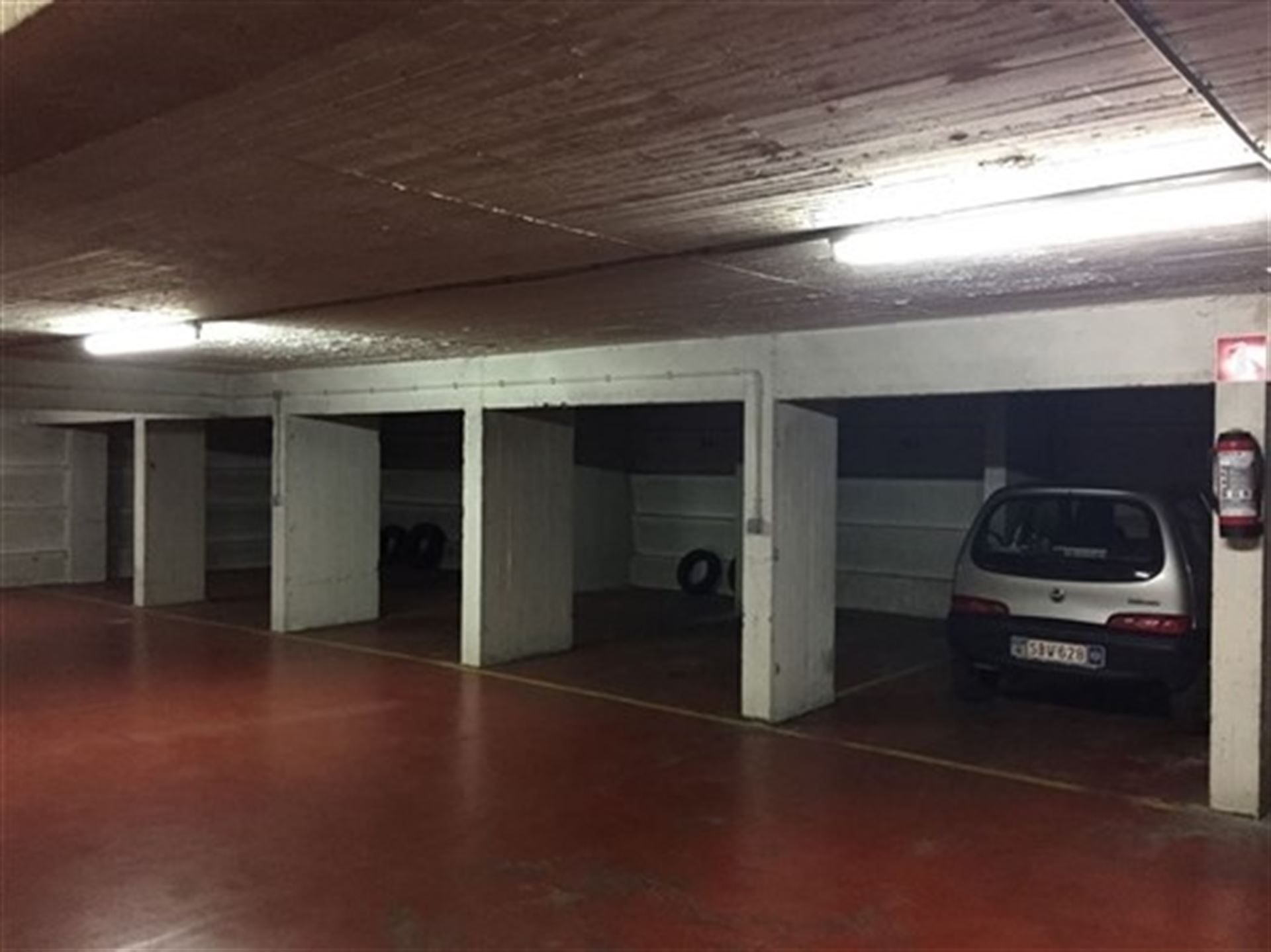 Lot van 5 autostaanplaatsen in de EU wijk  foto 6