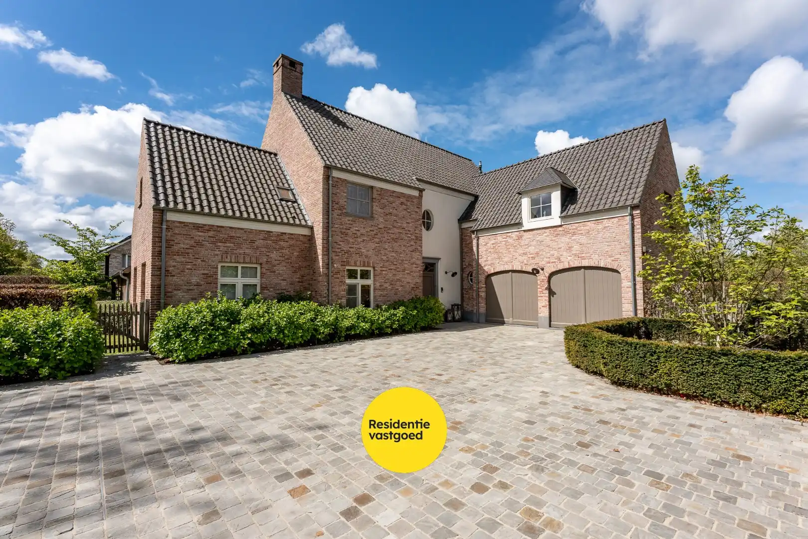 Exclusieve villa met zwembad en poolhouse in de nieuwe St-Annawijk te Sint-Andries foto 2