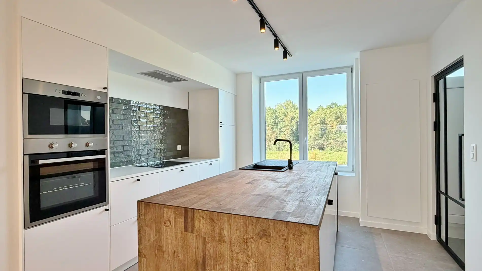 VOLLEDIG GERENOVEERDE, ENERGIEZUINIGE WONING MET ZONNIGE TUIN EN PRACHTIG OPEN ZICHT foto 6