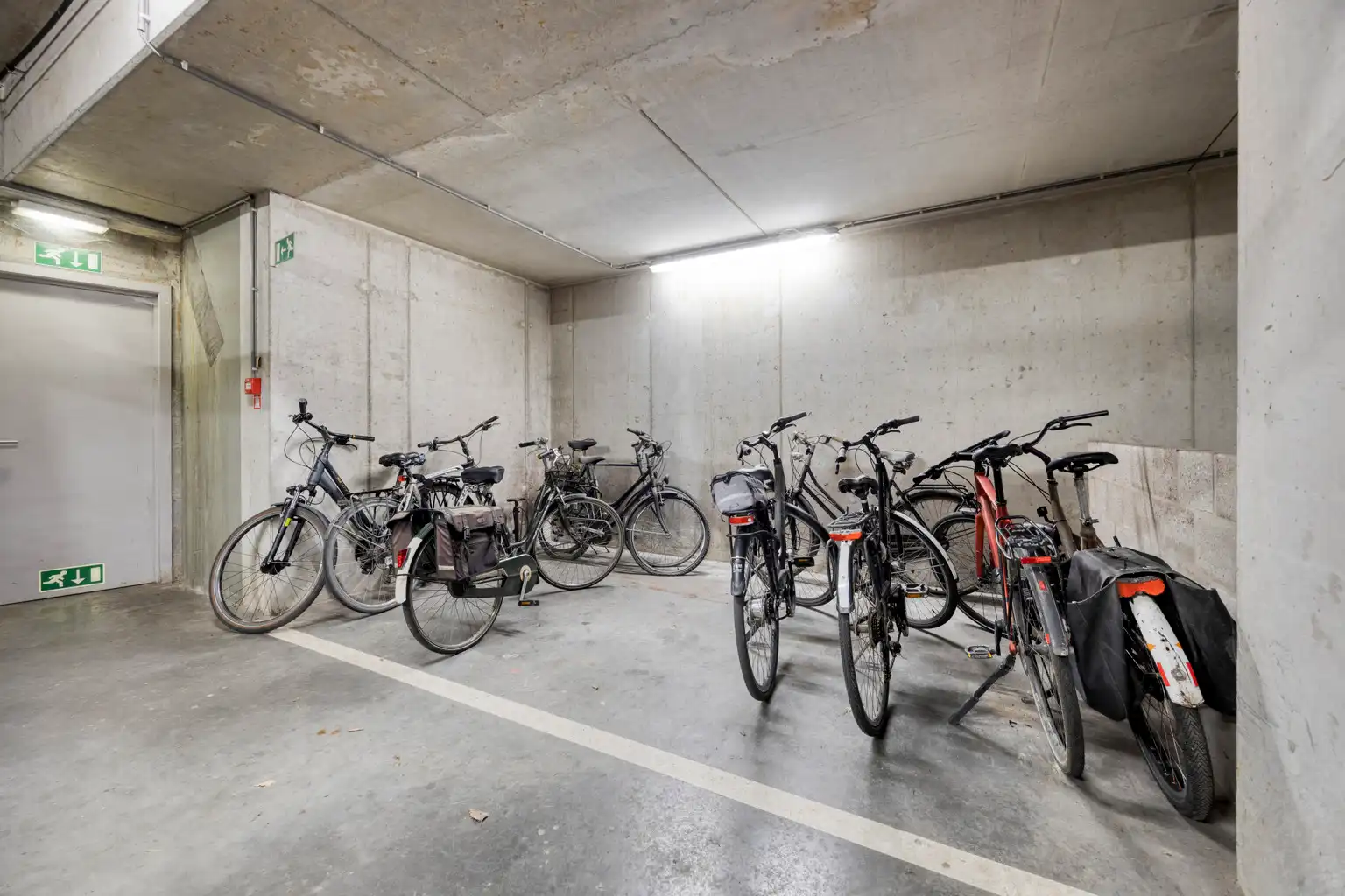 RECENT APPARTEMENT MET BERGING EN PARKEERPLAATS foto 23