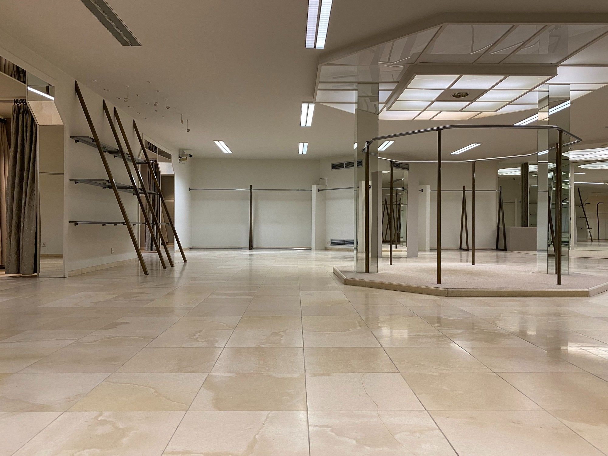 Landelijk gelegen gelijkvloerse VILLA met MAGAZIJN (verkoopsruimte) foto 16