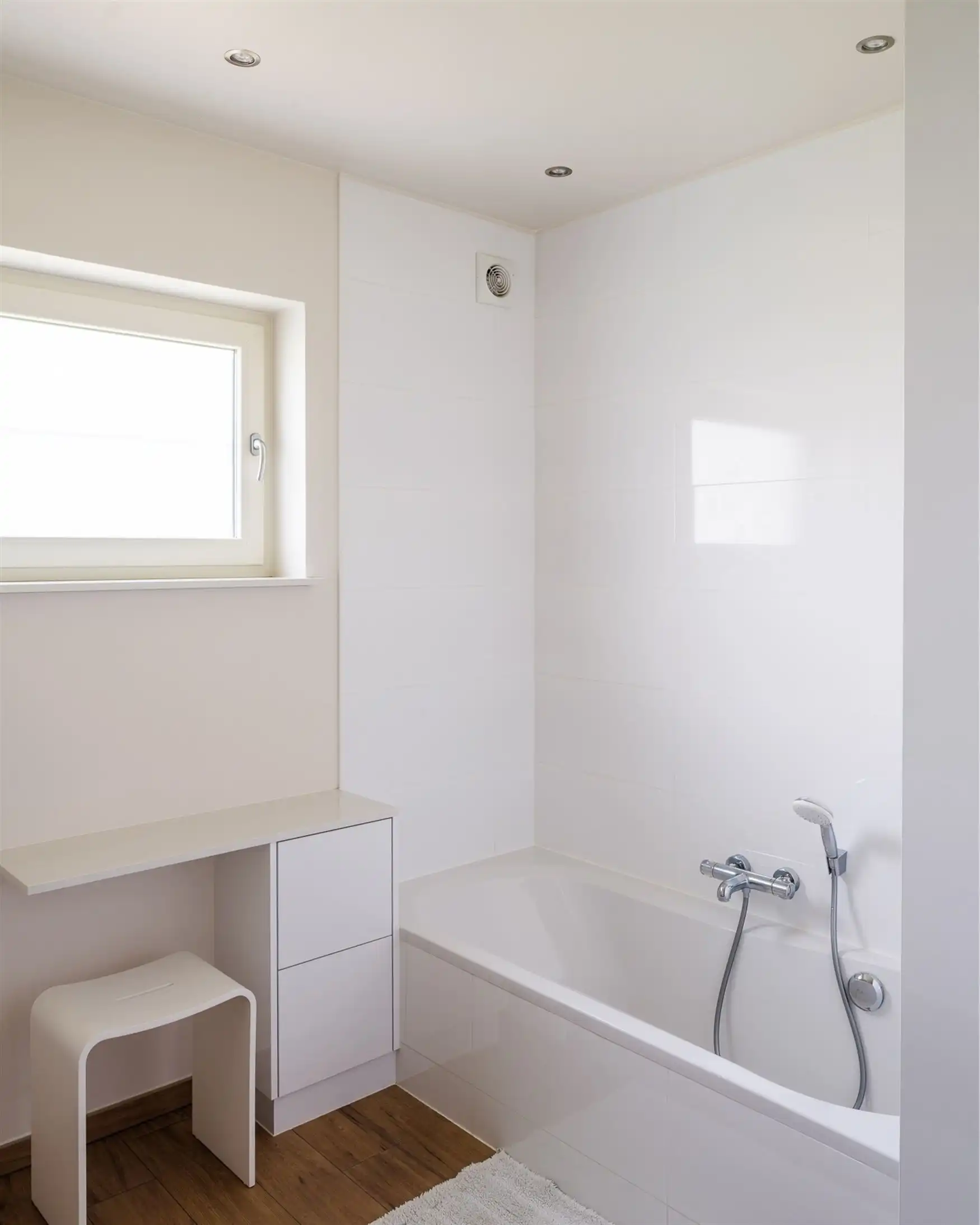 Exclusieve farmhouse te midden van de velden in Drongen foto 17