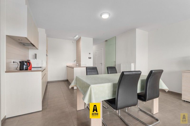 Instapklaar appartement met ruim terrassen en private garage! foto 10