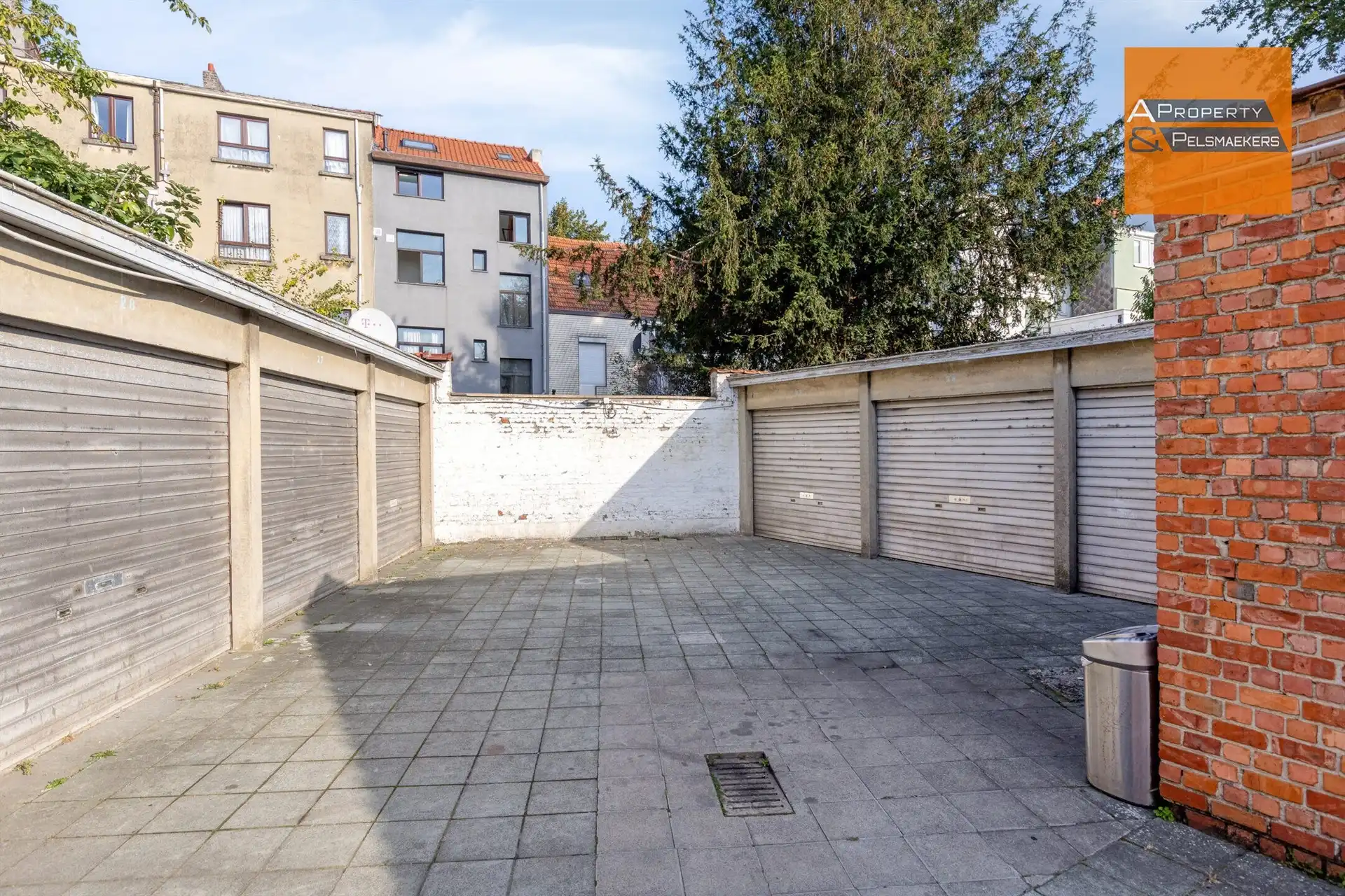 BOD AANVAARD 29 gesloten garageboxen te koop in een lot. foto 6