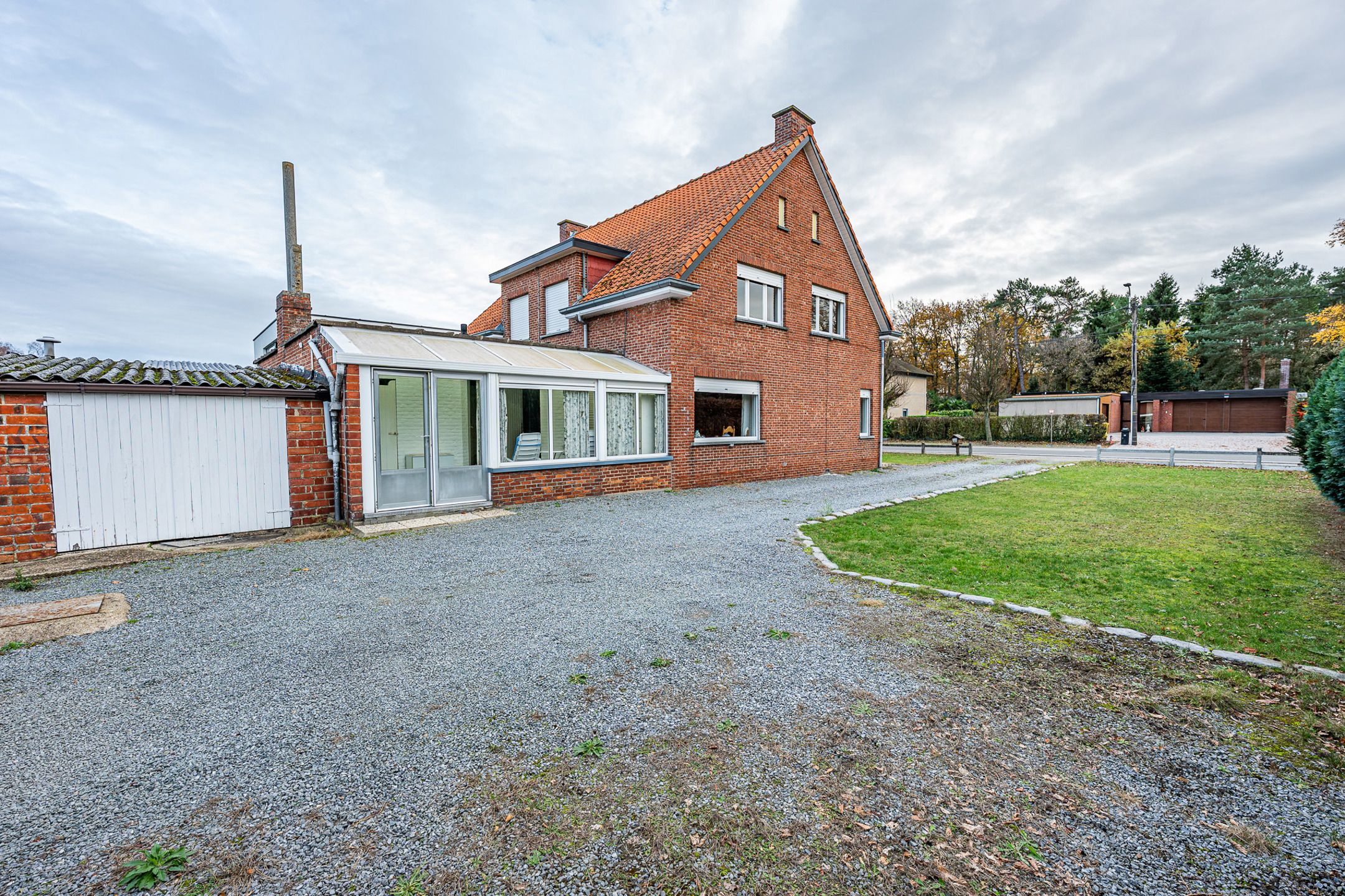 Woning in half-open bebouwing op 8 are foto 4