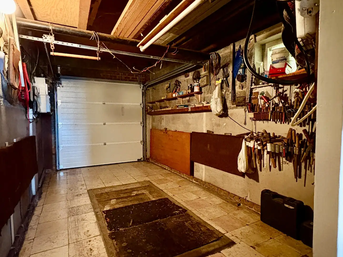 Gelijkvloerse woning op 628 m², 3 slaapkamers, mooi aangelegde tuin en garage. foto 12