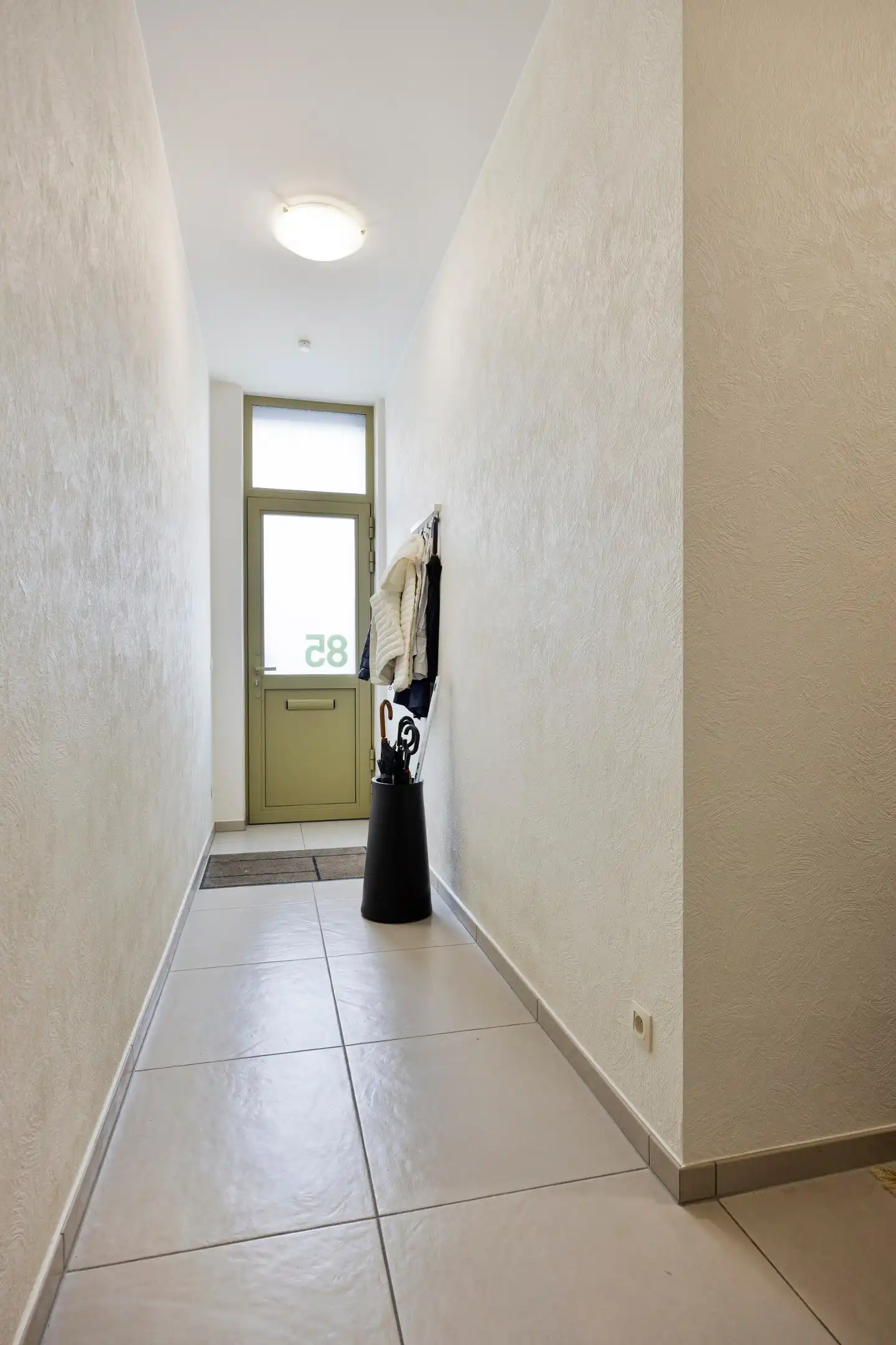 Lichtrijk gelijkvloers appartement met aparte toegang, 2 slaapkamers en plafonds van ca. 3 m foto 8