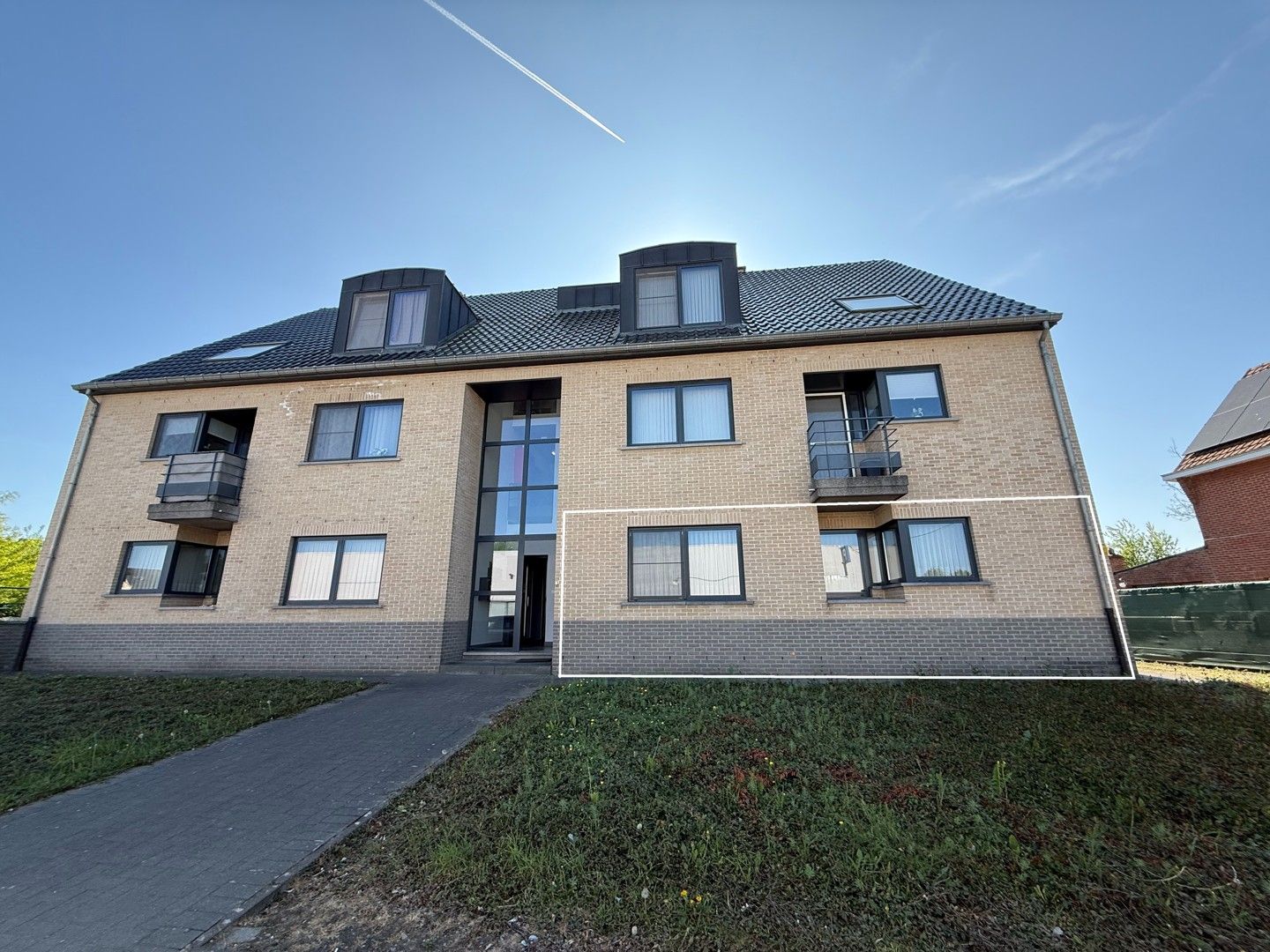 Instapklaar gelijkvloers appartement met 3 slaapkamers en ruim terras te Heusden-Zolder. foto {{pictureIndex}}