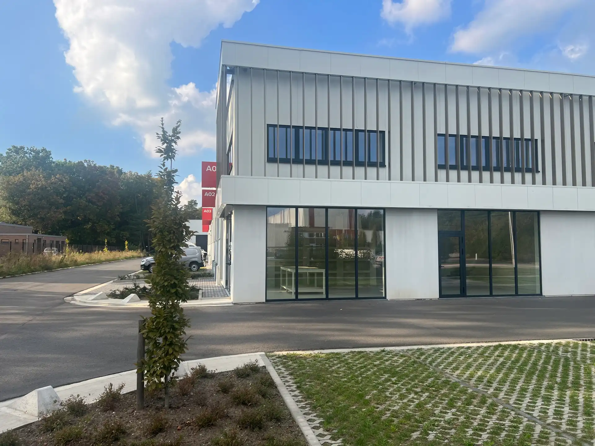 MODERNE KMO-UNIT MET SHOWROOM/KANTOOR IN GENK foto 7