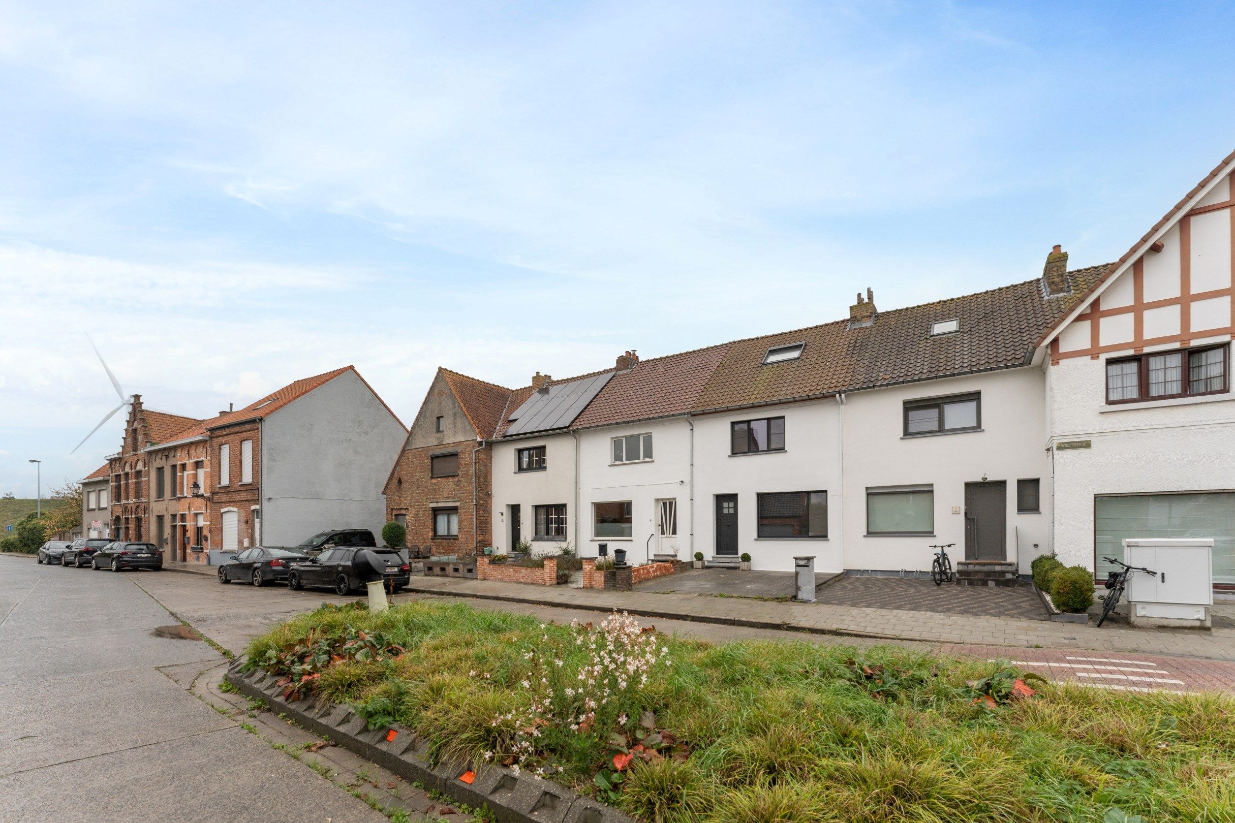 Rijwoning met een fraaie tuin aan het water te Zwankendamme foto 17