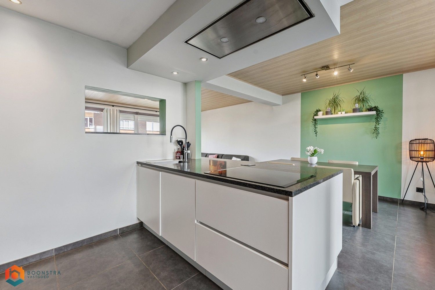 Gerenoveerde woning met 4 slpkrs, garage en tuin foto 3
