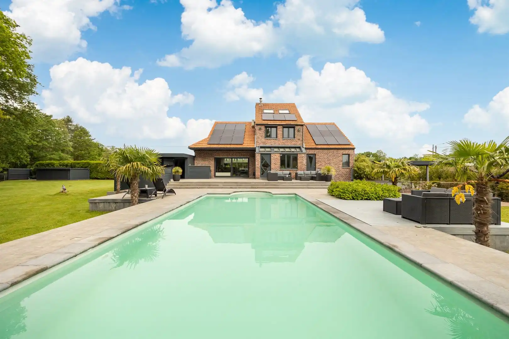 Woning met burelen, opslagruimte en een prachtige tuin! foto 2