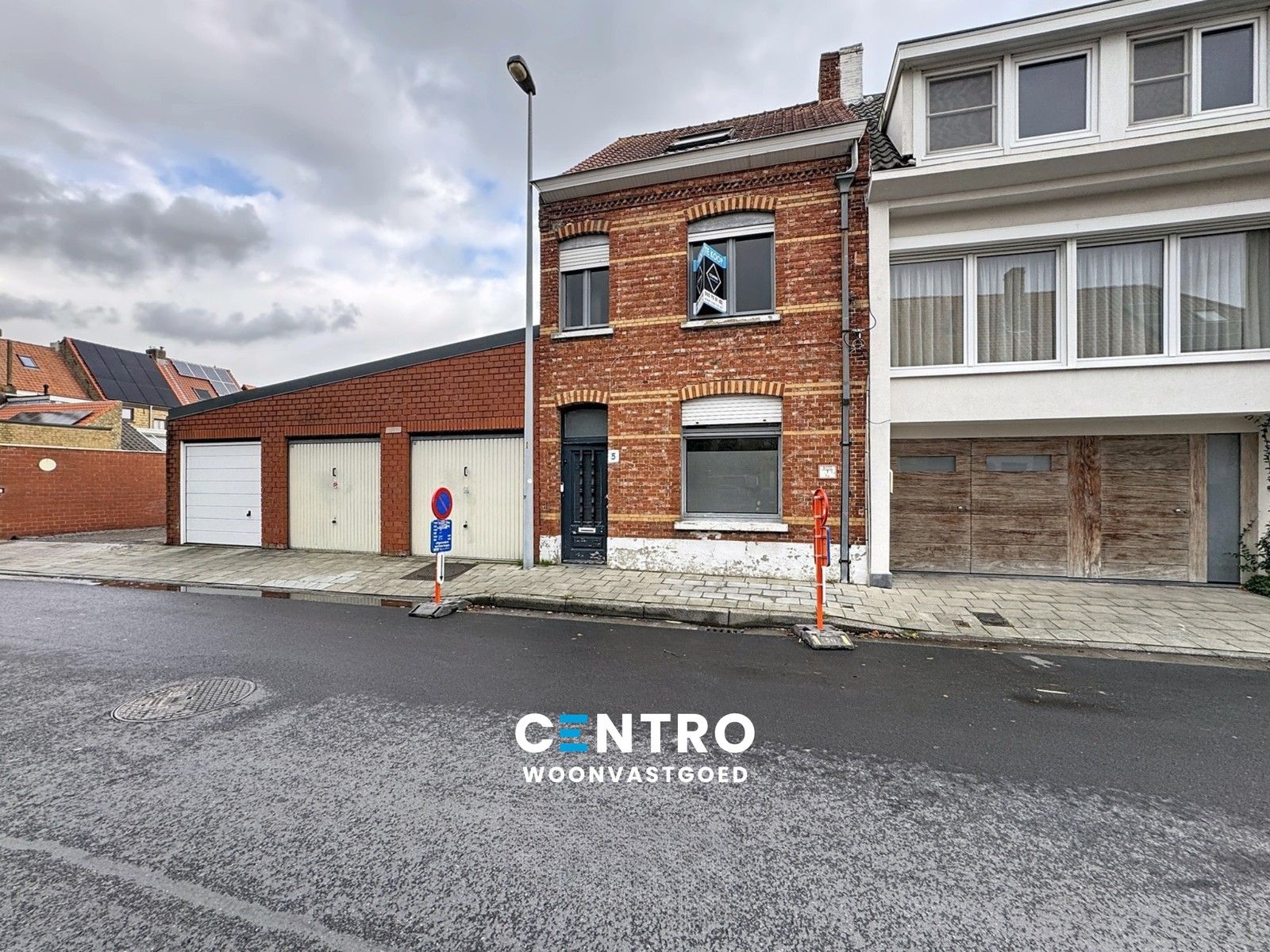 Hoofdfoto van de publicatie: Op te frissen woning met 4 slpks én ZUIDger. tuin te Assebroek!