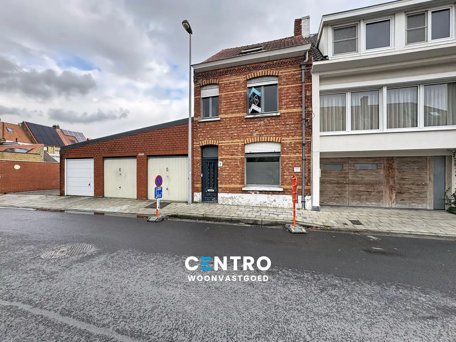 Hoofdfoto van de publicatie: Op te frissen woning met 4 slpks én ZUIDger. tuin te Assebroek!