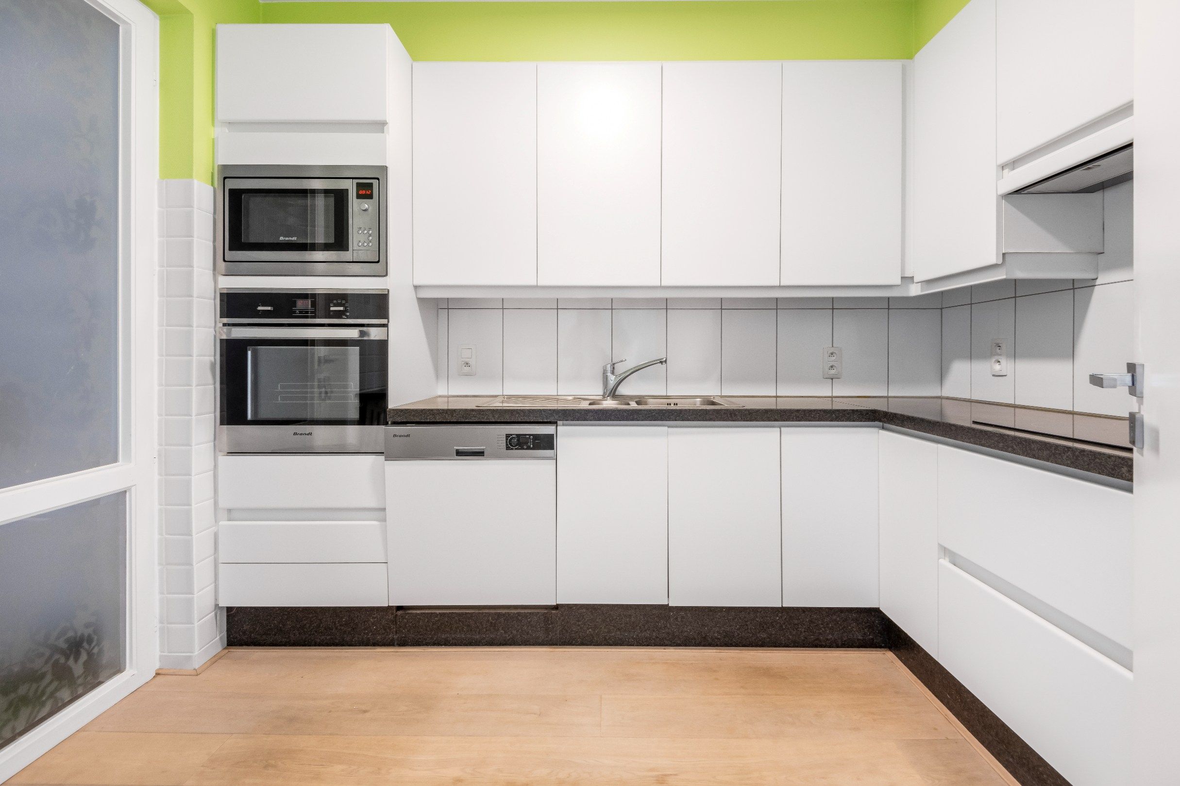 Ongemeubeld appartement met 3 slaapkamers op de ZEEDIJK in het Zoute tegen het Albertplein. foto 6