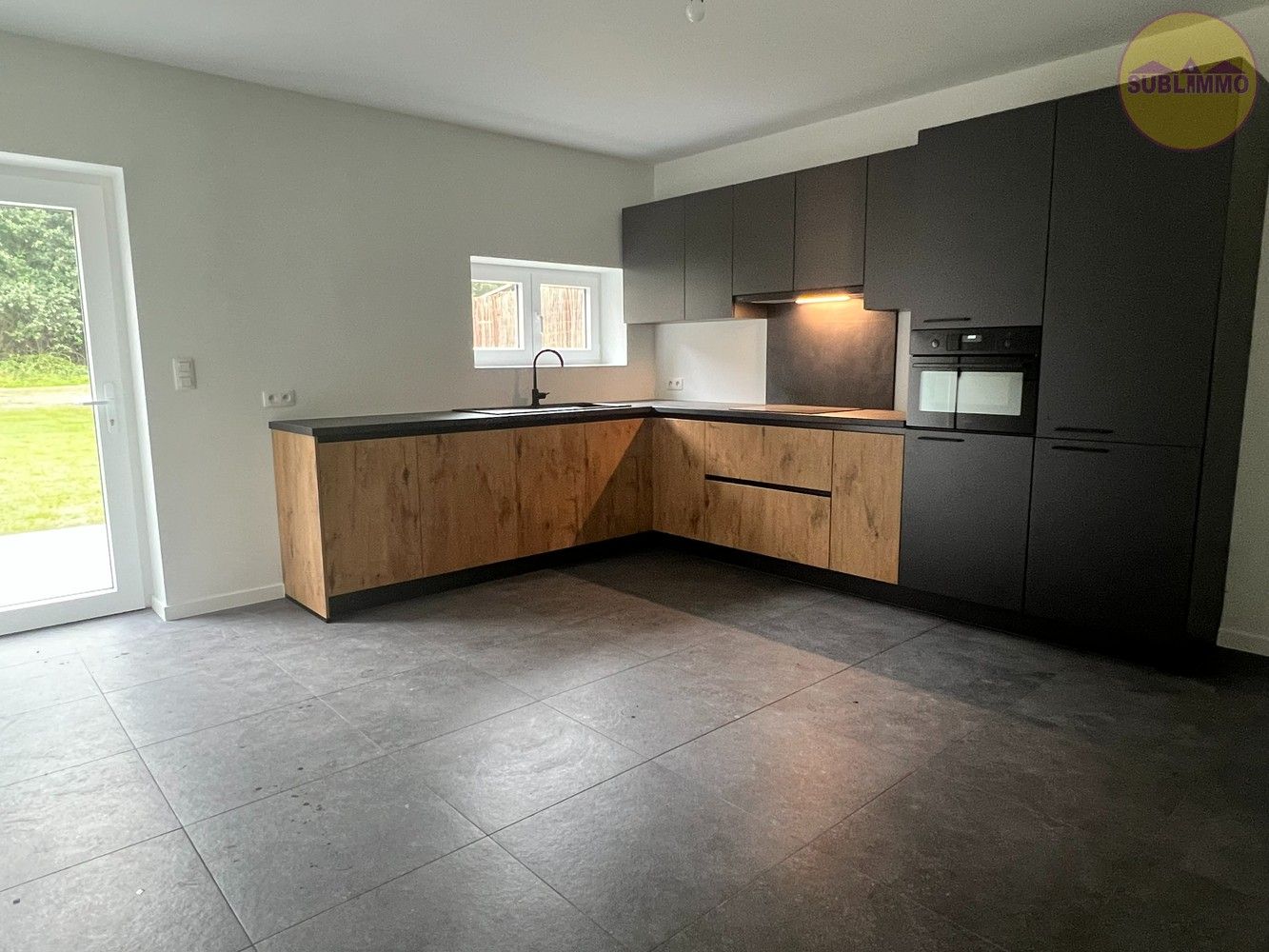 Prachtig gerenoveerde woning op een perceel van 243m². foto 3