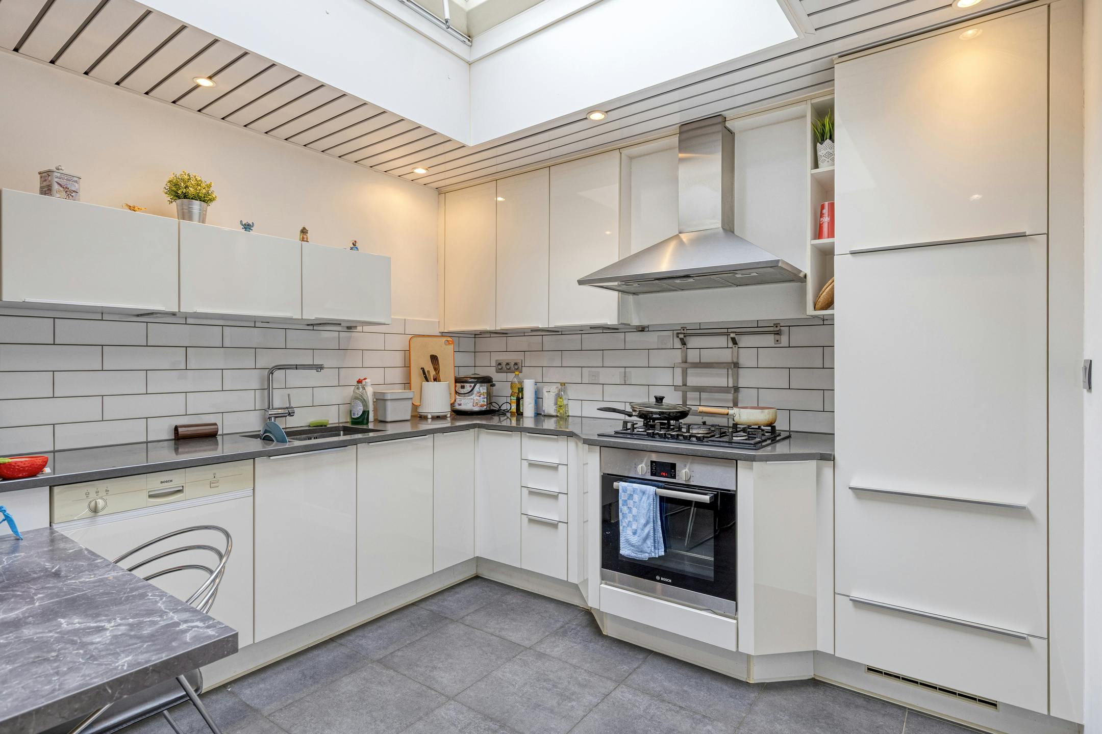 Huis te koop met 2 slaapkamers, terras en inpandige garage foto 4