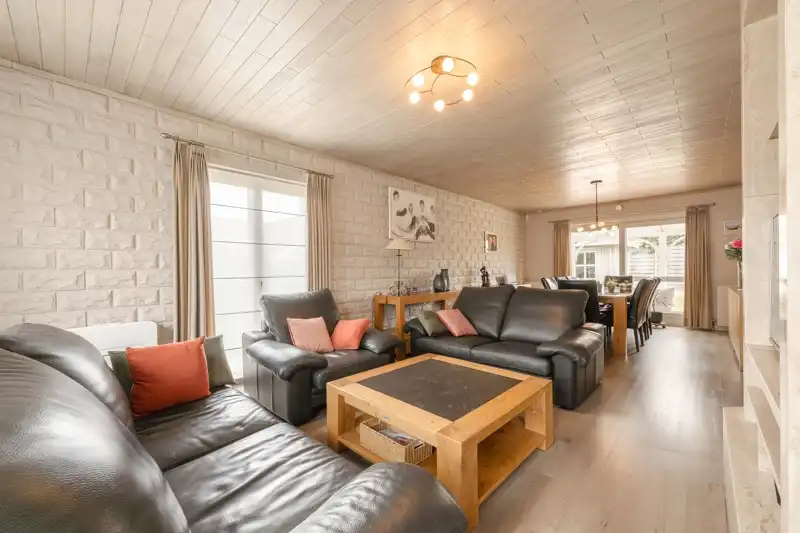 Prachtige alleenstaande instapklare woning met 5 slaapkamers inpandige garage, mooi terras en tuin TE KOOP in hartje Sint-Baafs-Vijve foto 6