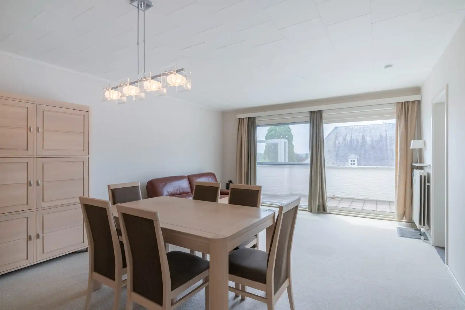 Ruim appartement op de 3° verdieping in hartje Hoeselt, met 3 slaapkamers, garage en prachtig terras met panoramisch uitzicht.  foto 4