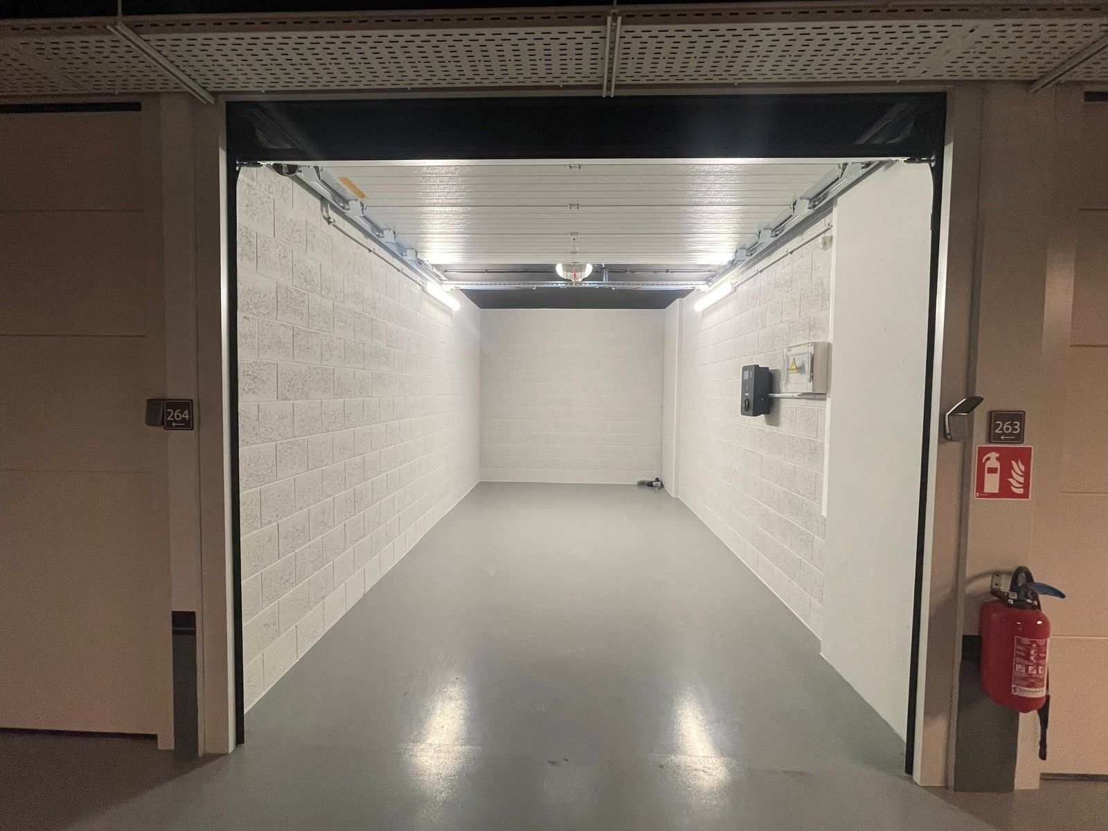 Gesloten garagebox gelegen onder het Albertplein foto 2