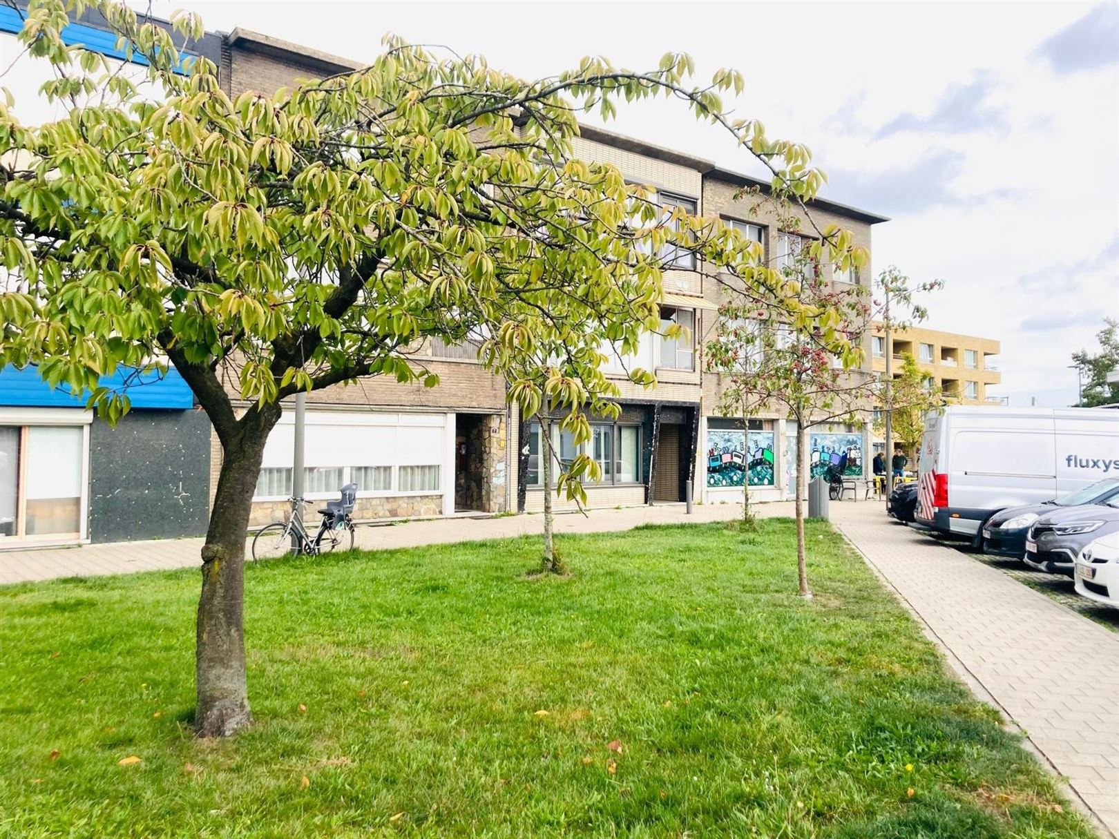 Ruim hoekappartement met drie slaapkamers op eerste verdiep in een rustige straat foto 1