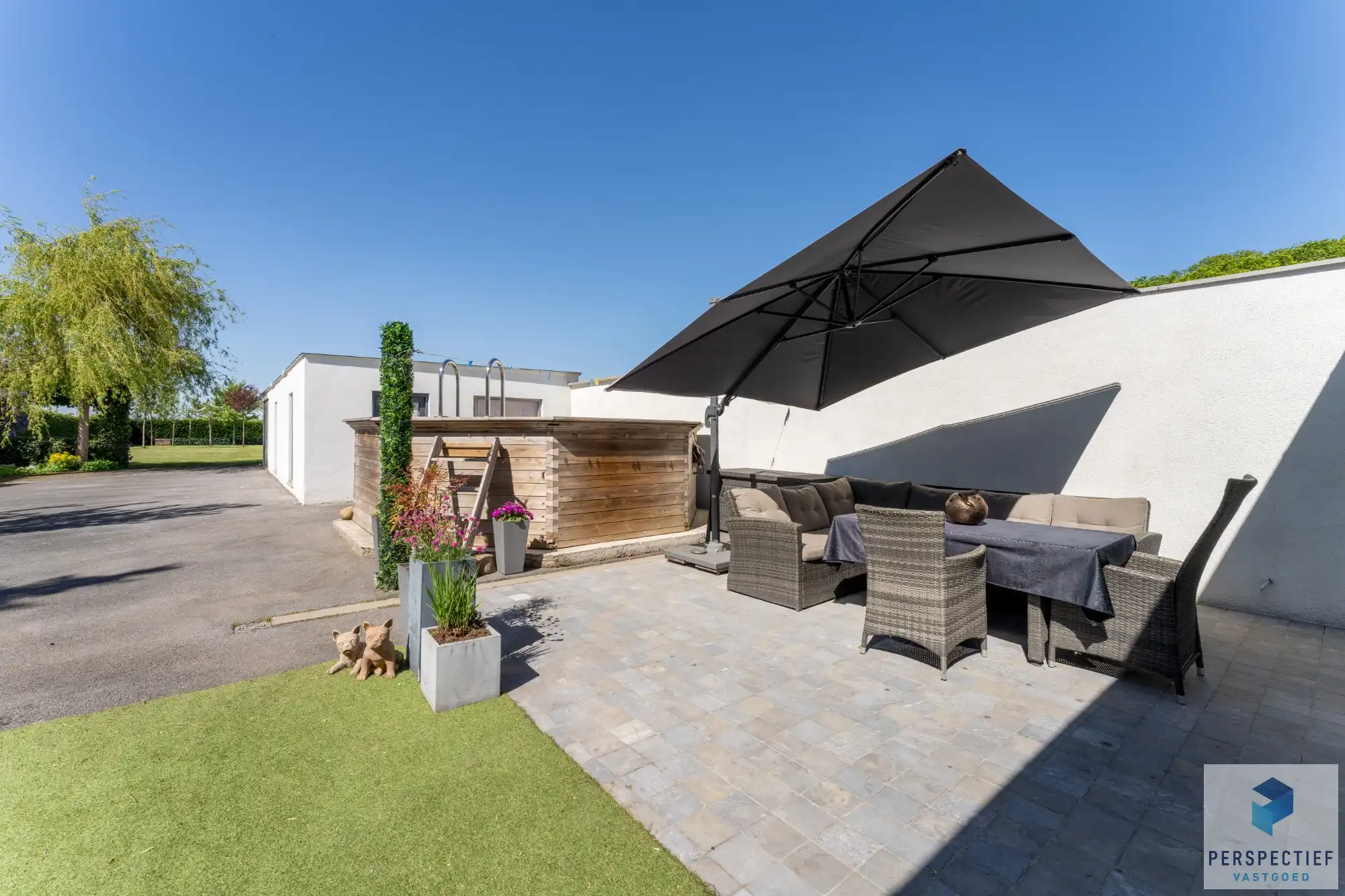 Ruime, instapklare woning met 4 slaapkamers, garage en magazijn op 970 m² foto 7