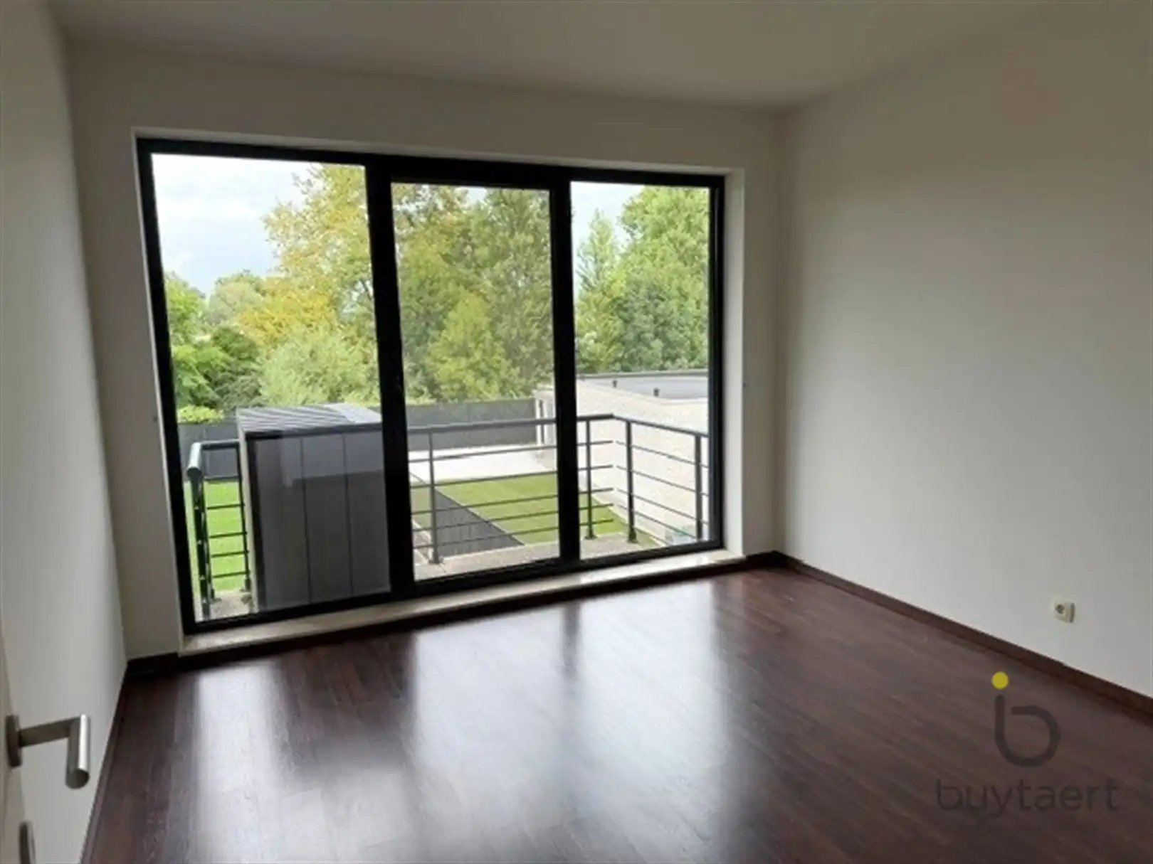 Hoekappartement met twee slpks en terrassen te Wommelgem. foto 7