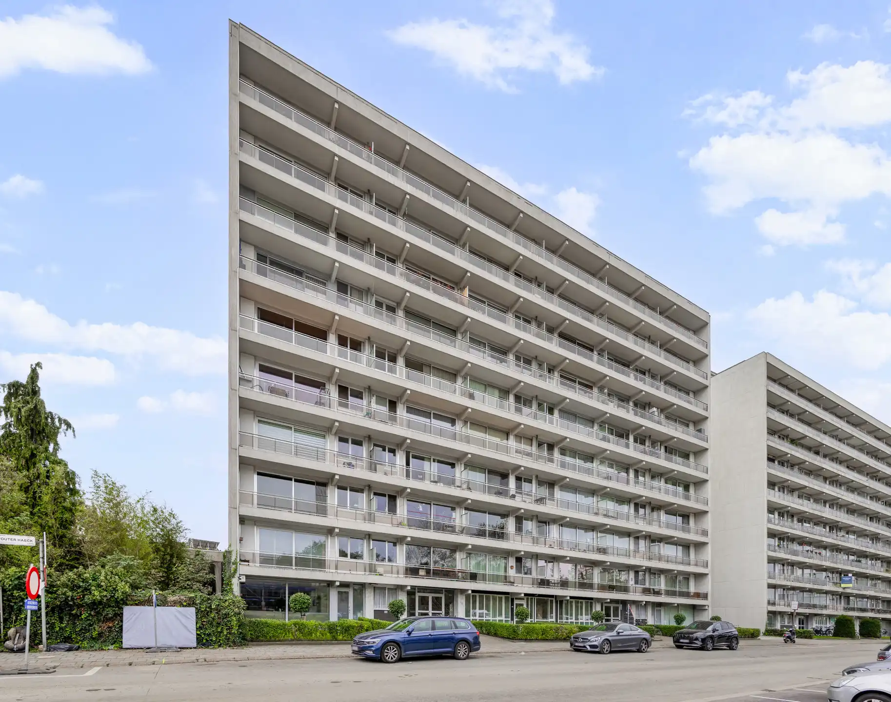 centraal gelegen appartement nabij het Rivierenhof met 2 slaapkamers en terras foto {{pictureIndex}}