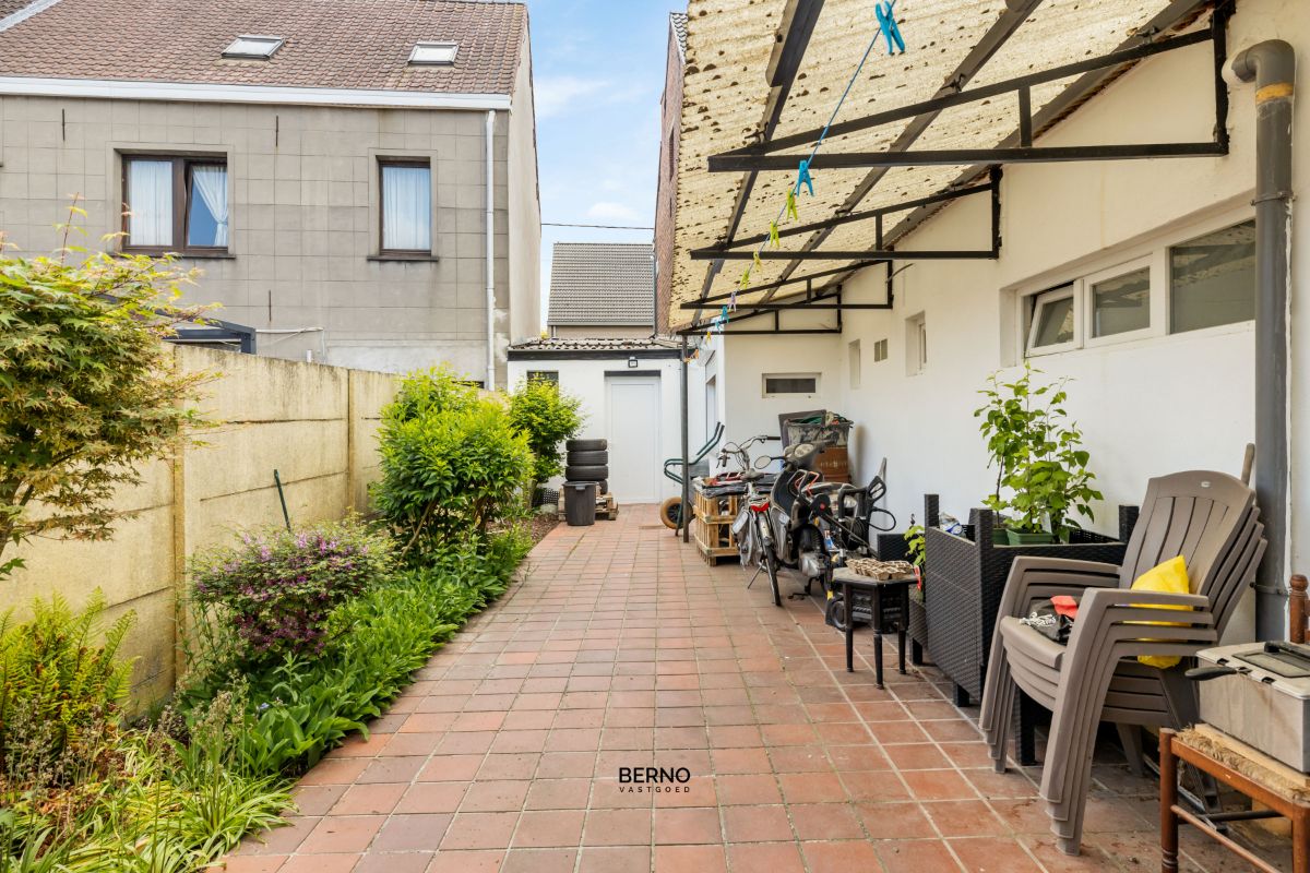 Ruime gerenoveerde gezinswoning met 3 slaapkamers en garage. foto 27