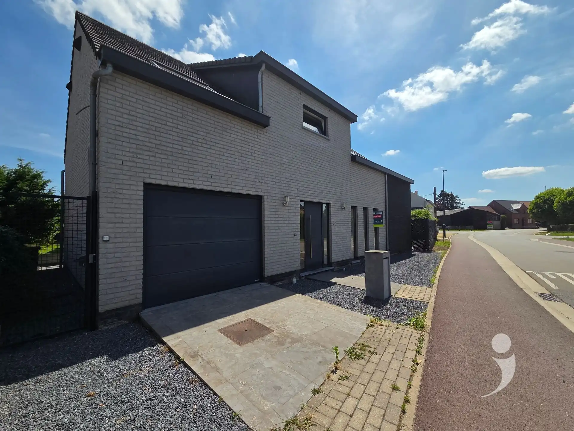Moderne, ruime vrijstaande woning met hoogwaardige afwerking en zonnige tuin foto {{pictureIndex}}