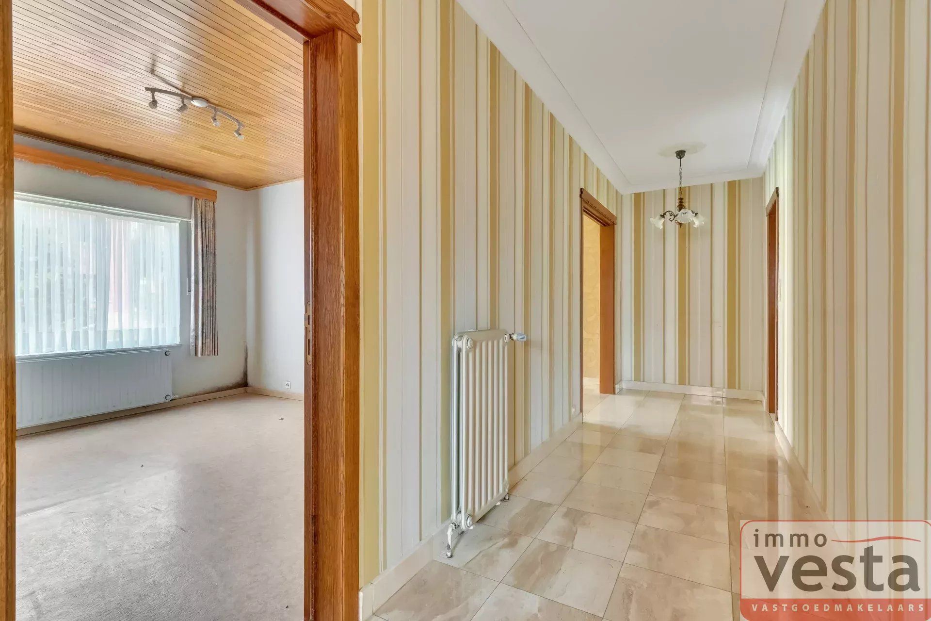 Ruime, op te knappen villa met handelsruimte foto 13