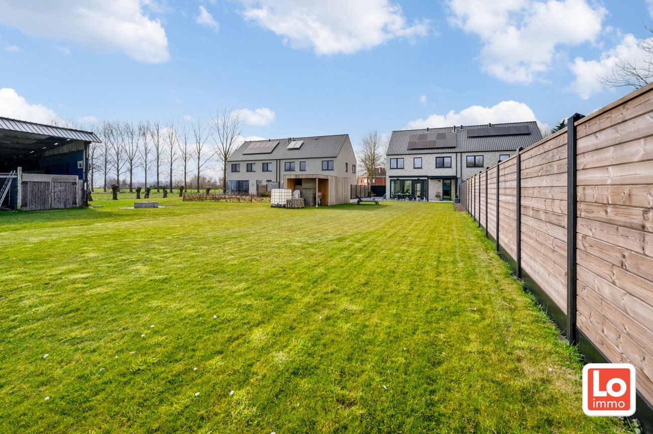 VERKOCHT! Instapklare halfopen nieuwbouw woning met inpandige garage en open zicht op een landelijke locatie in Beervelde! foto 3