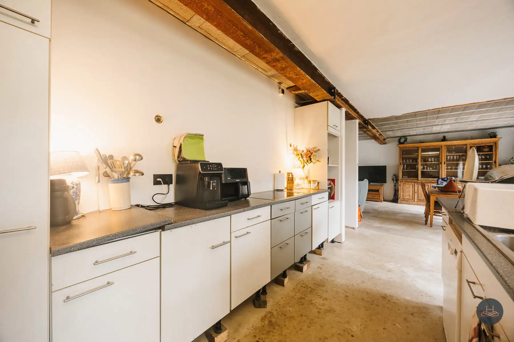 Gezinswoning met renovatiepotentieel op knap perceel foto 11