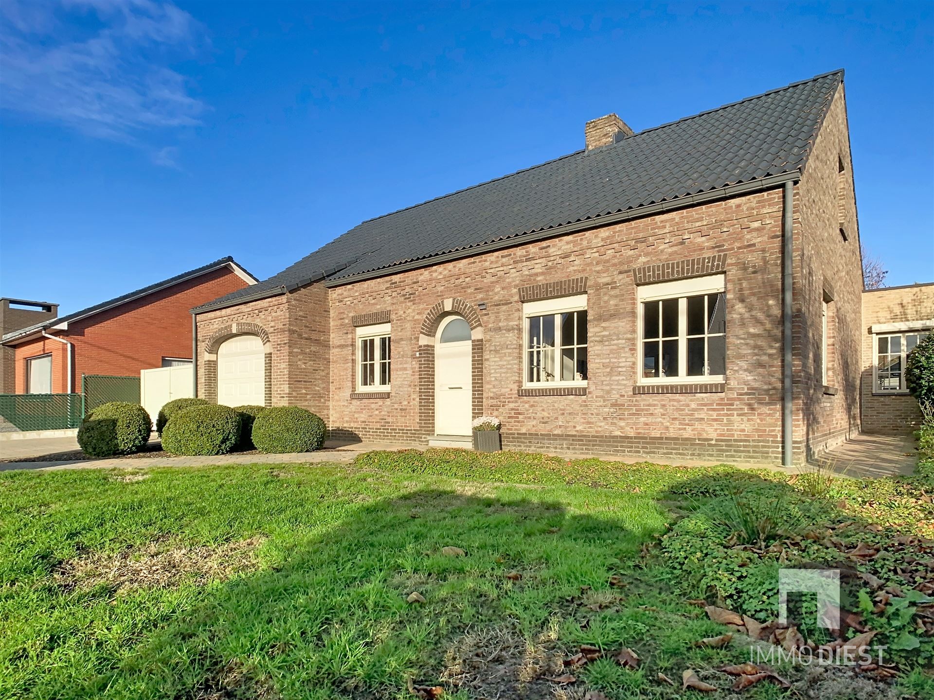 Aantrekkelijke en instapklare woning met 3 slaapkamers en prachtig aangelegde tuin op 12a 77ca. foto 2