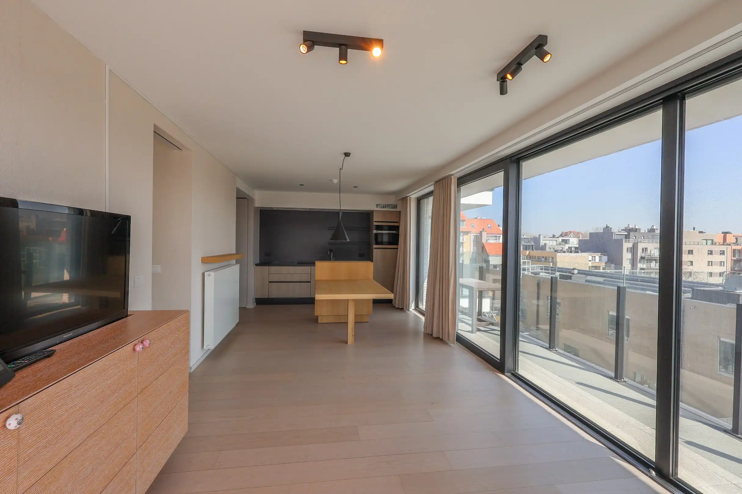 Verhuurde assistentiewoning met uitzonderlijk ruim zonneterras van 64,5m² in Oostduinkerke! foto 3