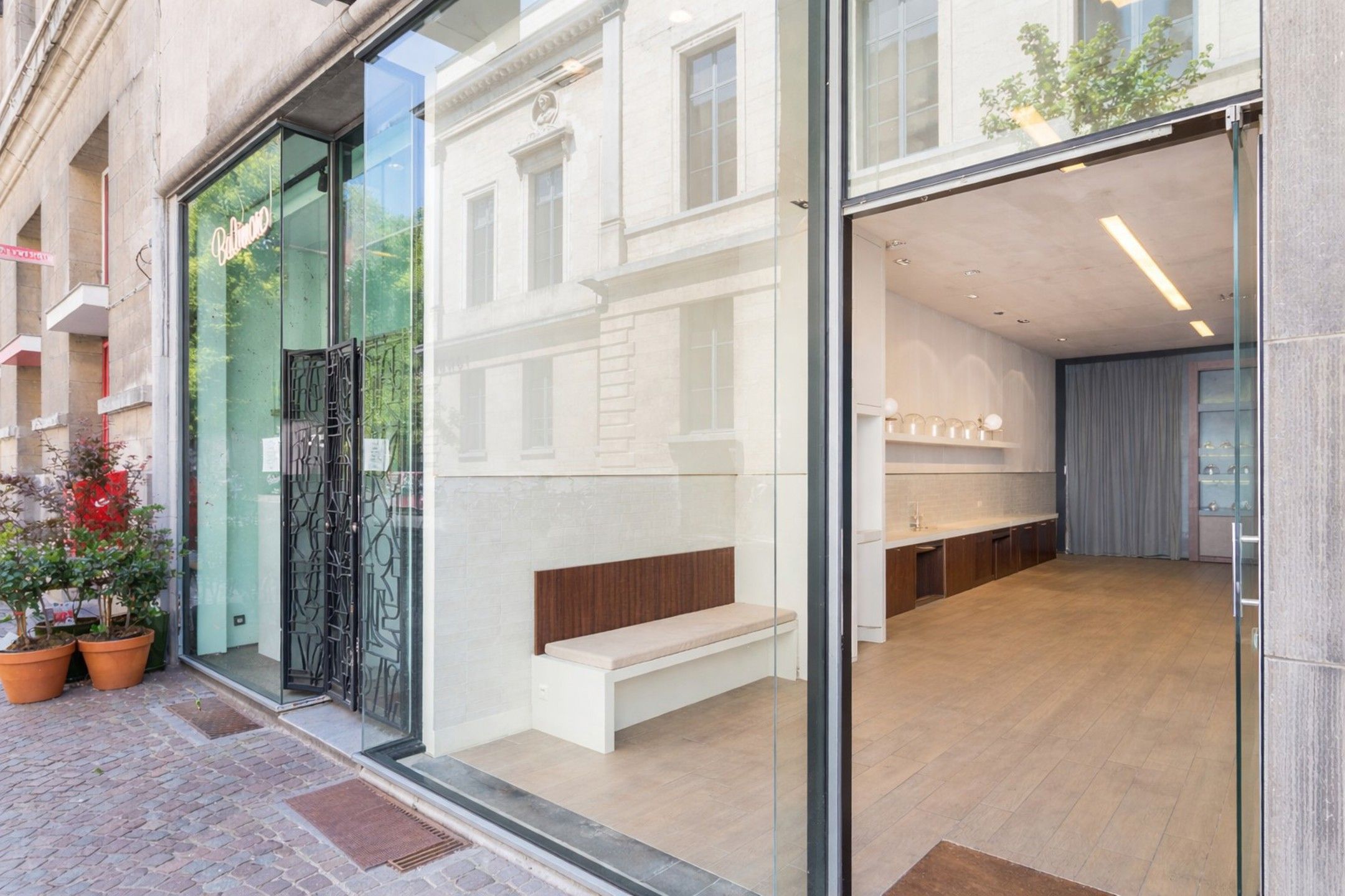 commerciële ruimte op absolute toplocatie aan Bourla foto {{pictureIndex}}