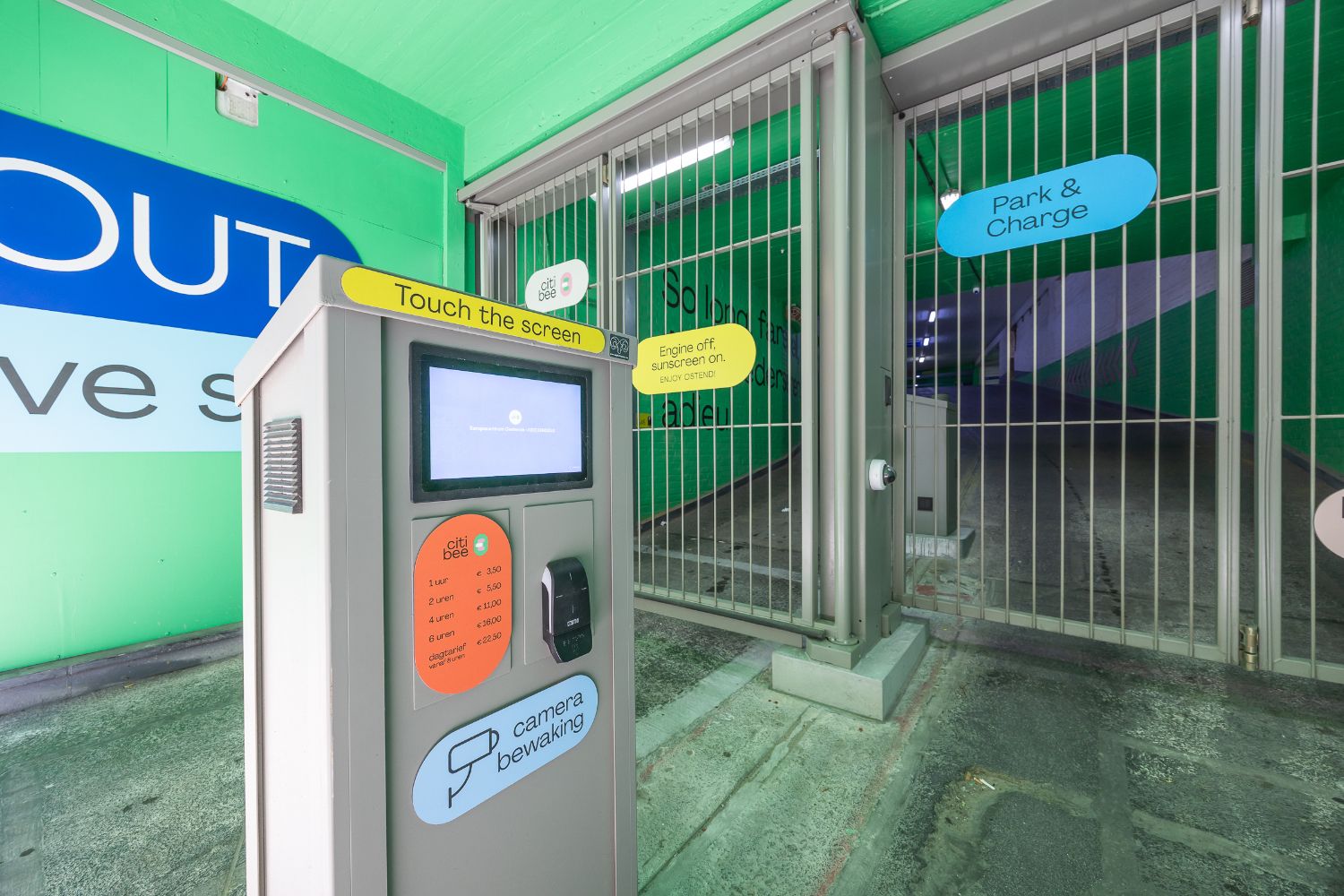 Overdekte parkeerplaats in het europacentrum foto 2